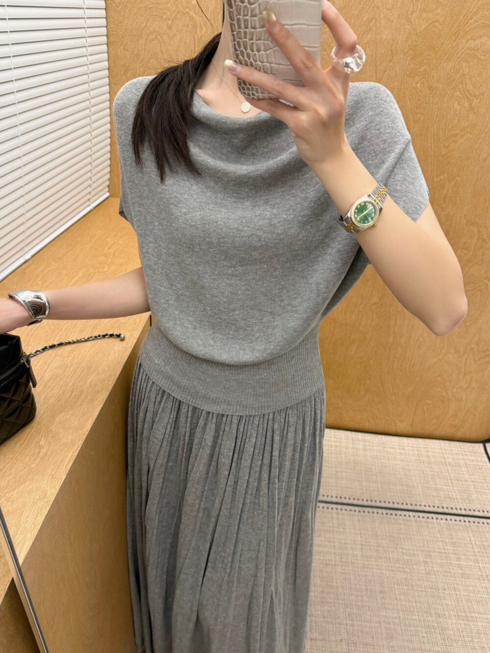 鎖骨垂墜感針織上衣｜溫柔氣質穿搭