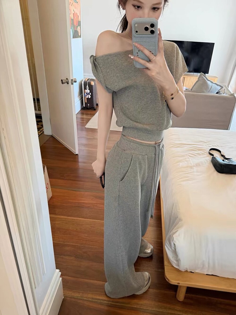 斜肩微露鎖骨針高腰垂墜寬褲兩件組
