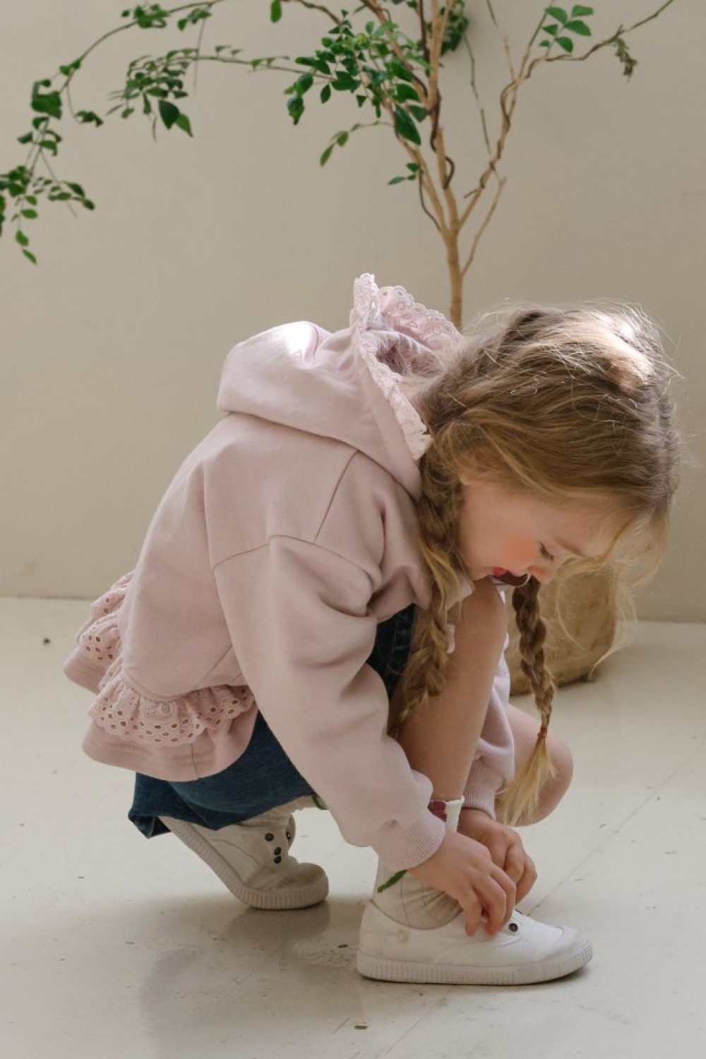 FLO59｜(75-140) 2色蕾絲荷葉花邊連帽拉鍊外套