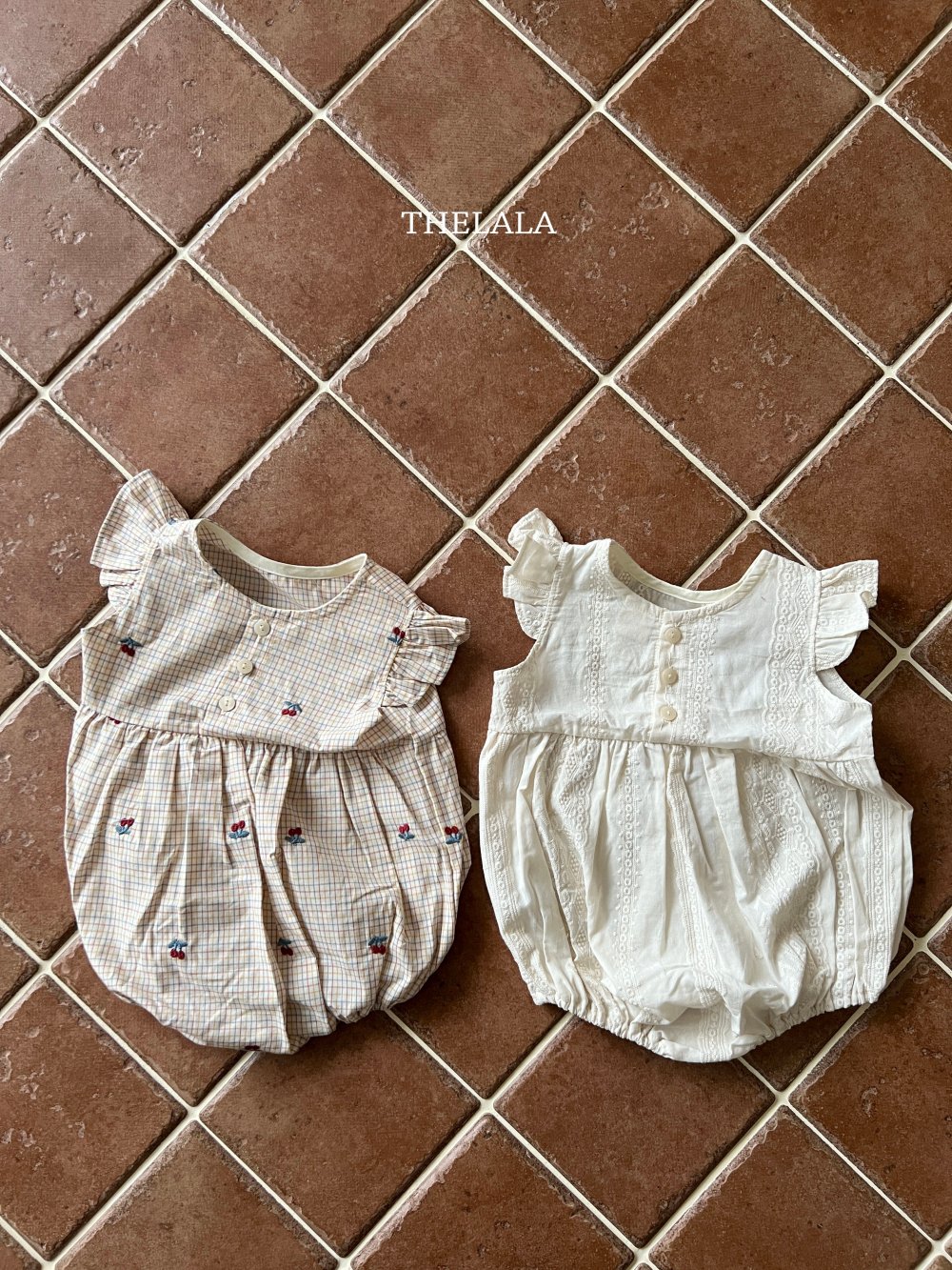 thelala52｜ (0m-18m) 壓花櫻桃格紋無袖包屁衣