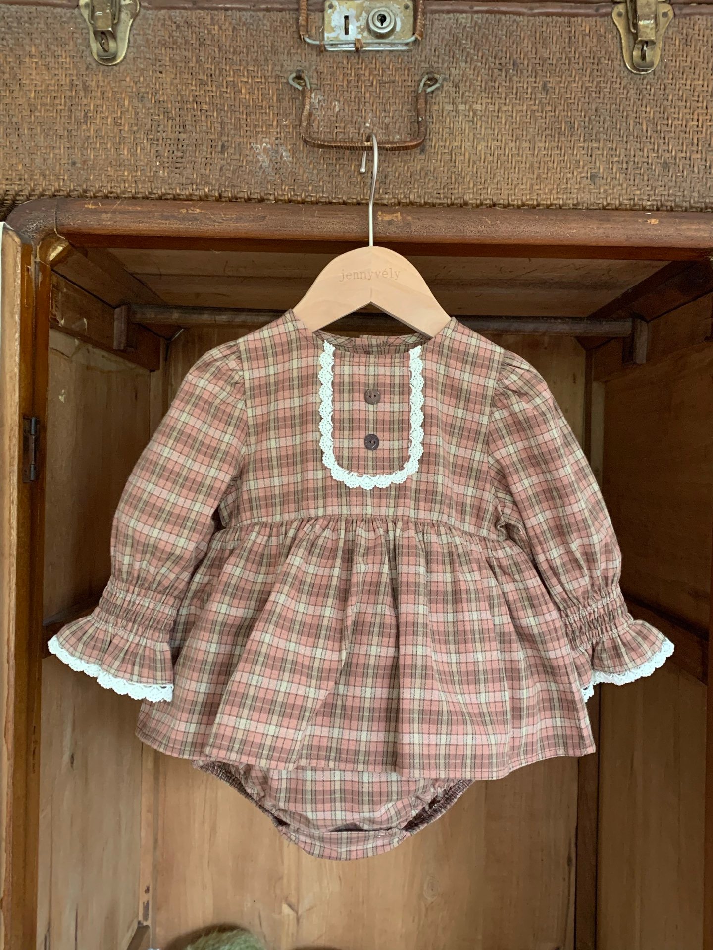 JE624｜(73cm-100cm) 復古格紋喇叭袖包屁衣