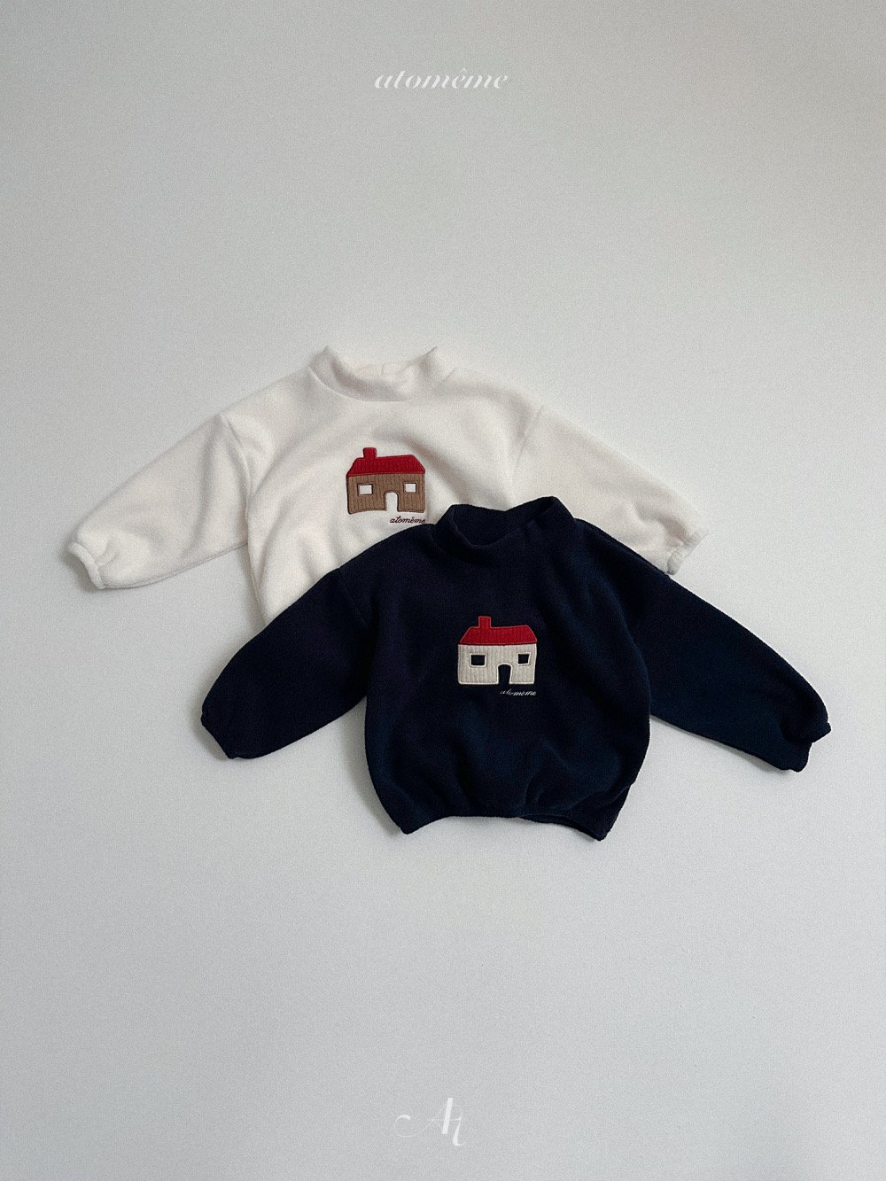 AT48｜(70-110) 小屋刺繡半高領上衣
