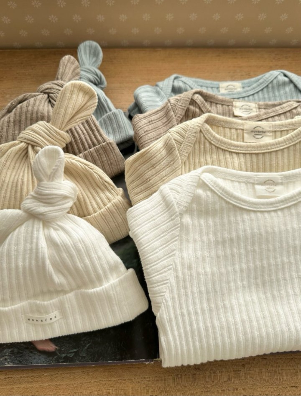 MONBEBE10｜(0m-6m) 坑條針織包屁衣含帽子