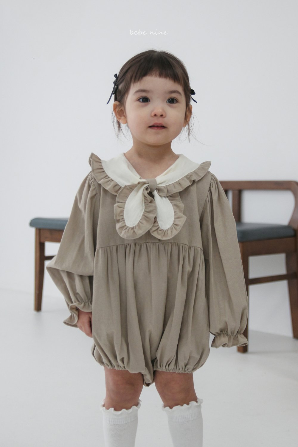 bebe nine33 (65-90) 2色滾邊領結包屁衣