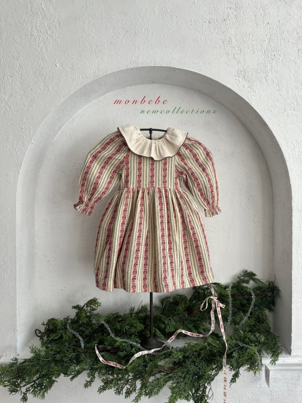 MONBEBE31｜(1y-9y) 聖誕花卉荷葉領洋裝