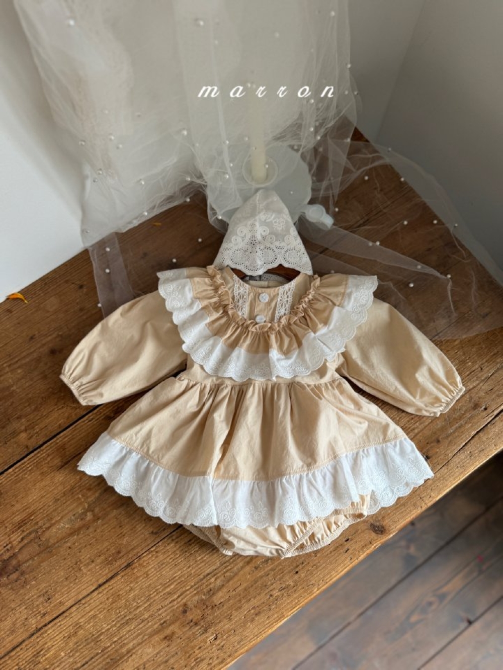 Marron35｜(3m-18m) 荷葉蕾絲花領包屁衣