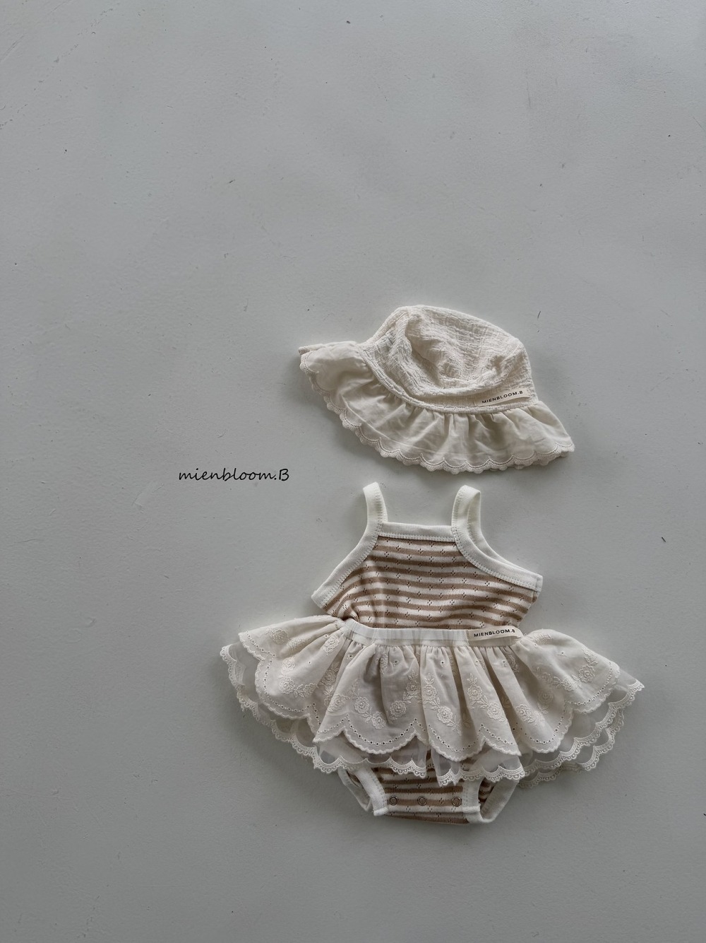 Bloom.b11｜(0m-18m) 肩帶條紋包屁衣