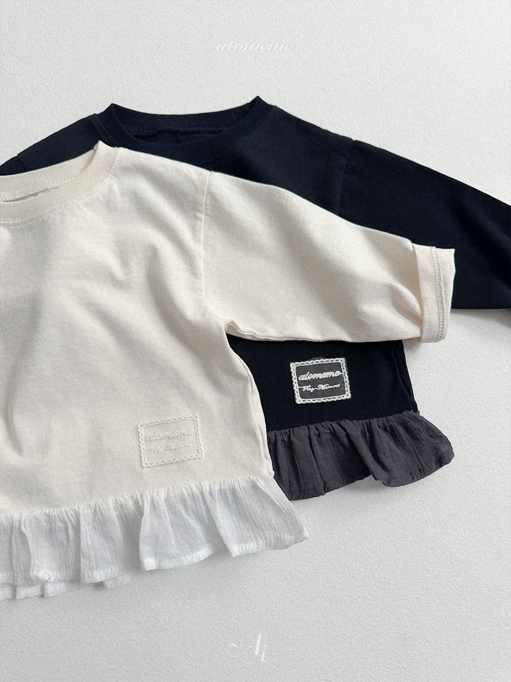 Atomeme28｜(70-110) 荷葉裙擺蕾絲標上衣