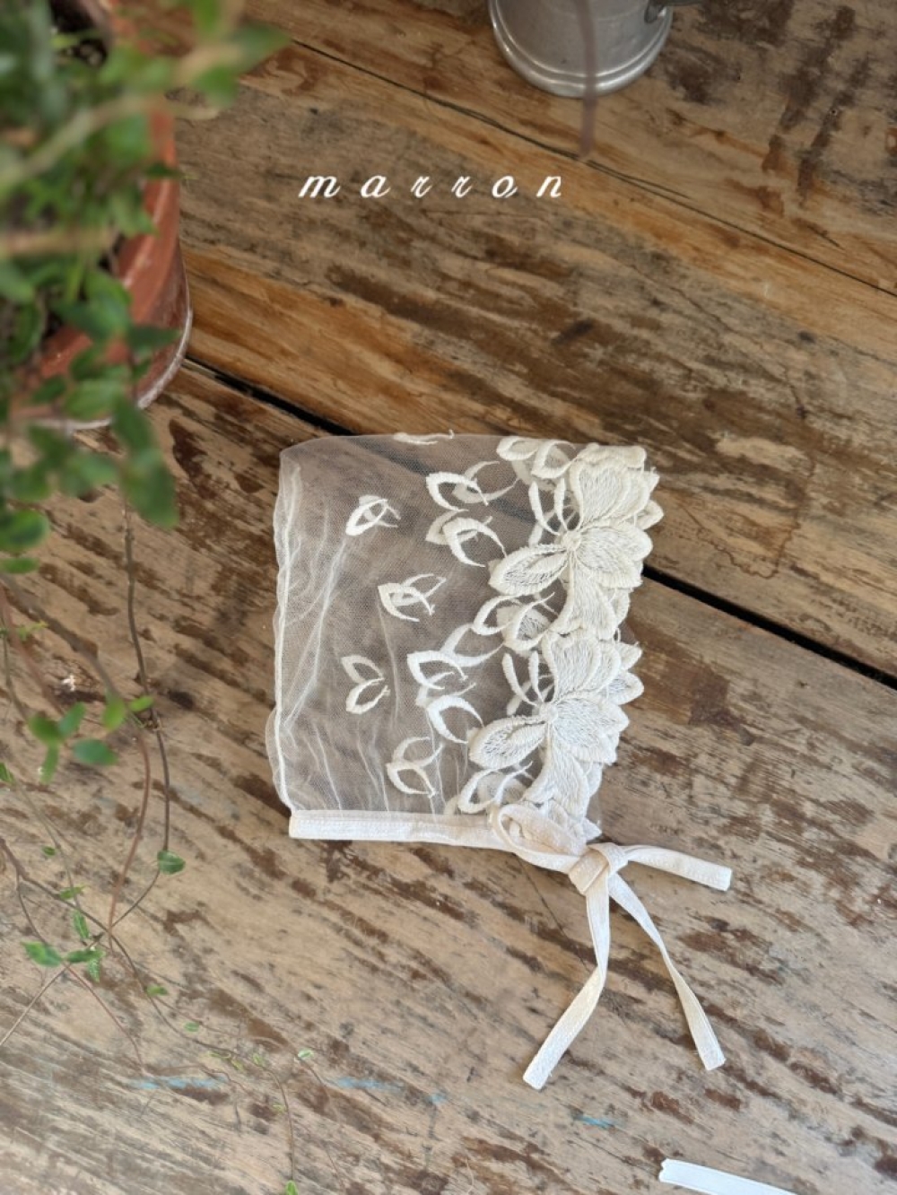 Marron38｜(-18m) 蕾絲花瓣綁帶帽