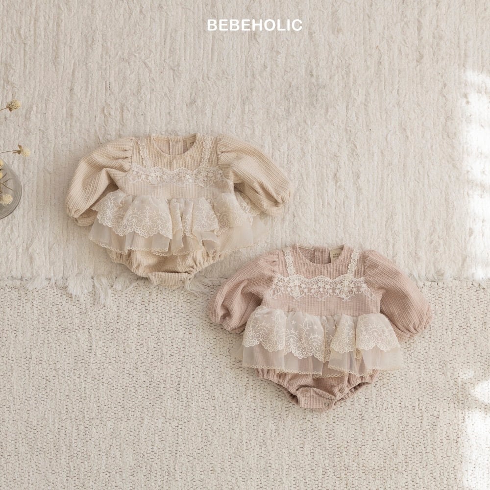 Bebe holic53｜(3m-18m) 蕾絲圍裙坑條包屁衣