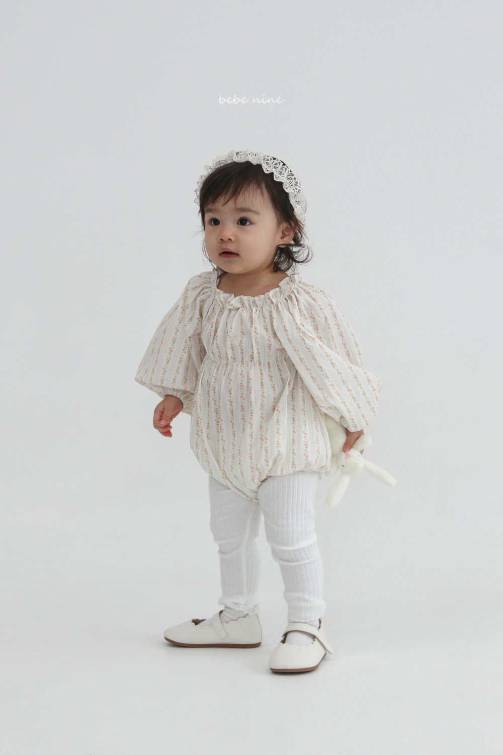 bebe nine06 (65-90) 2色荷葉立領碎花包屁衣