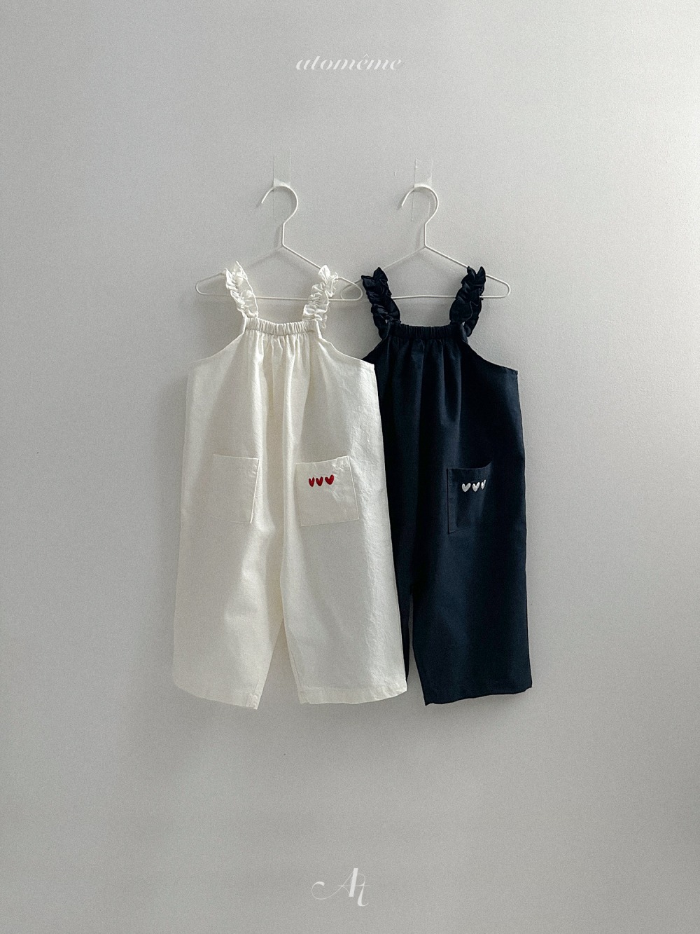 Atomeme03｜(70-110) 荷葉肩愛心口袋連身褲