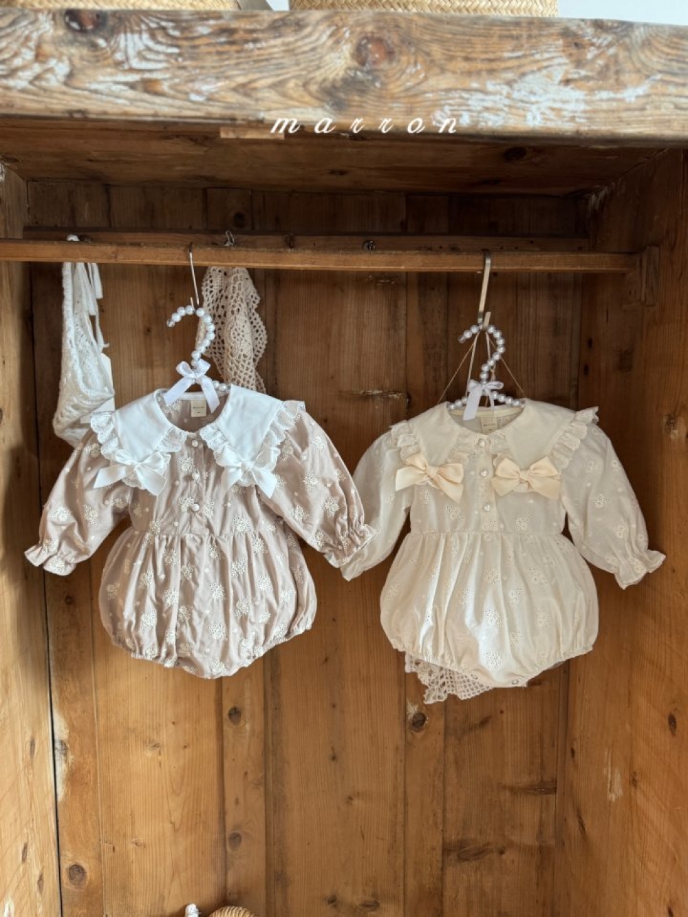 Marron30｜(3m-18m) 蝴蝶結緞帶翻領雛菊包屁衣