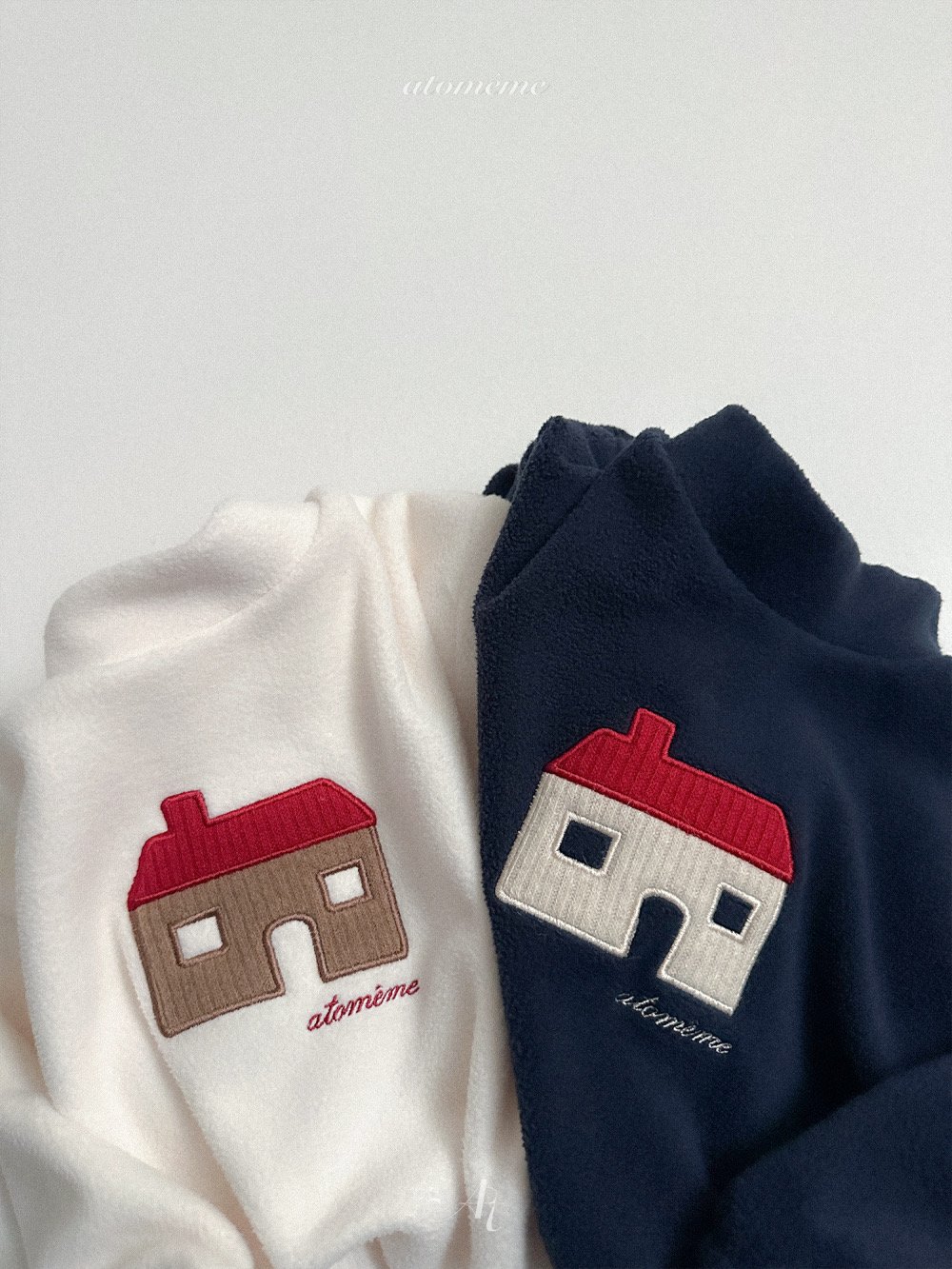 AT48｜(70-110) 小屋刺繡半高領上衣