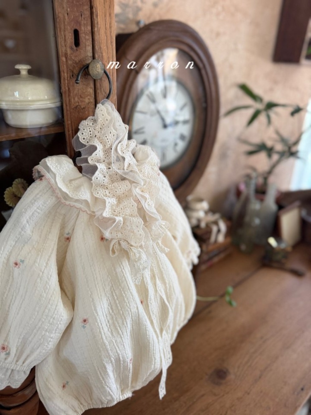 Marron63｜(3m-18m) 蕾絲花瓣領包屁衣