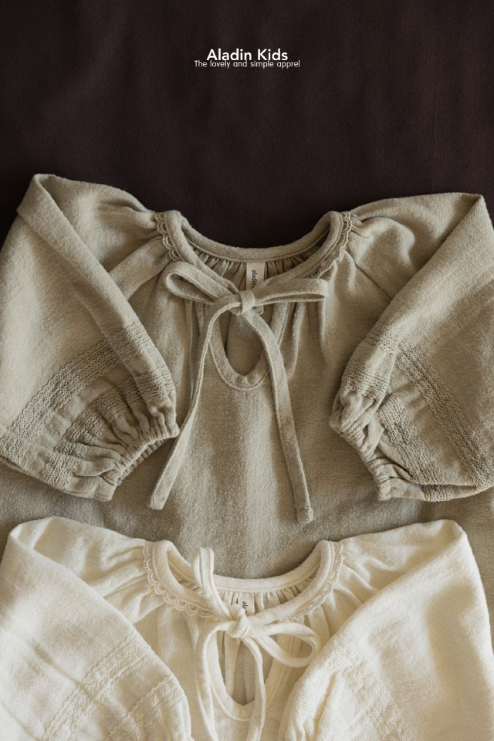 ALADIN03｜(75cm-114cm) 蕾絲壓紋緞帶上衣