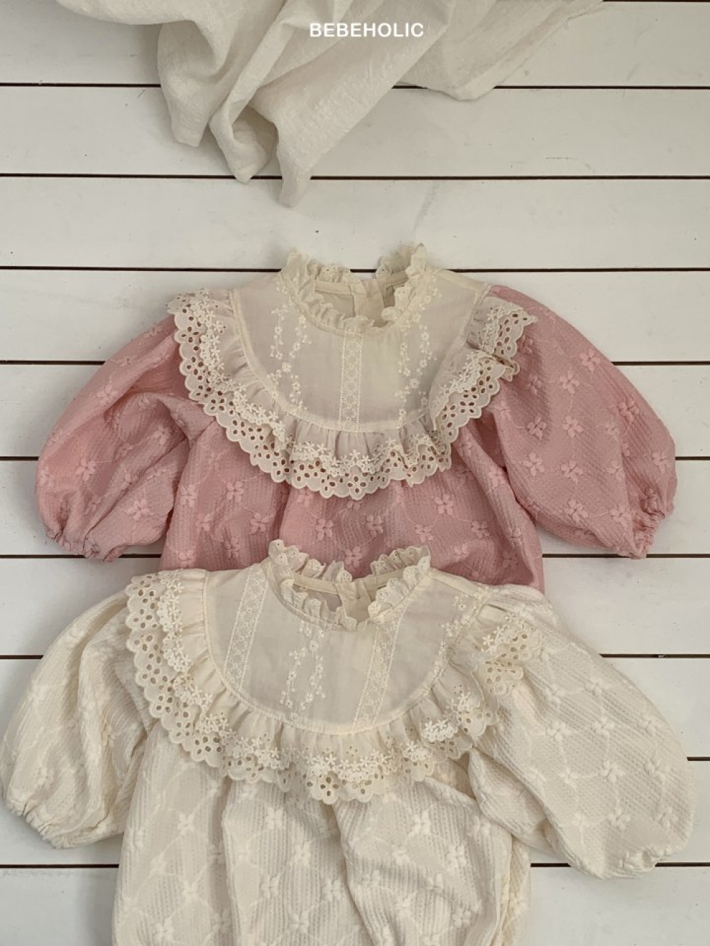 Bebe holic43｜(3m-18m) 蕾絲滾邊領壓花包屁衣