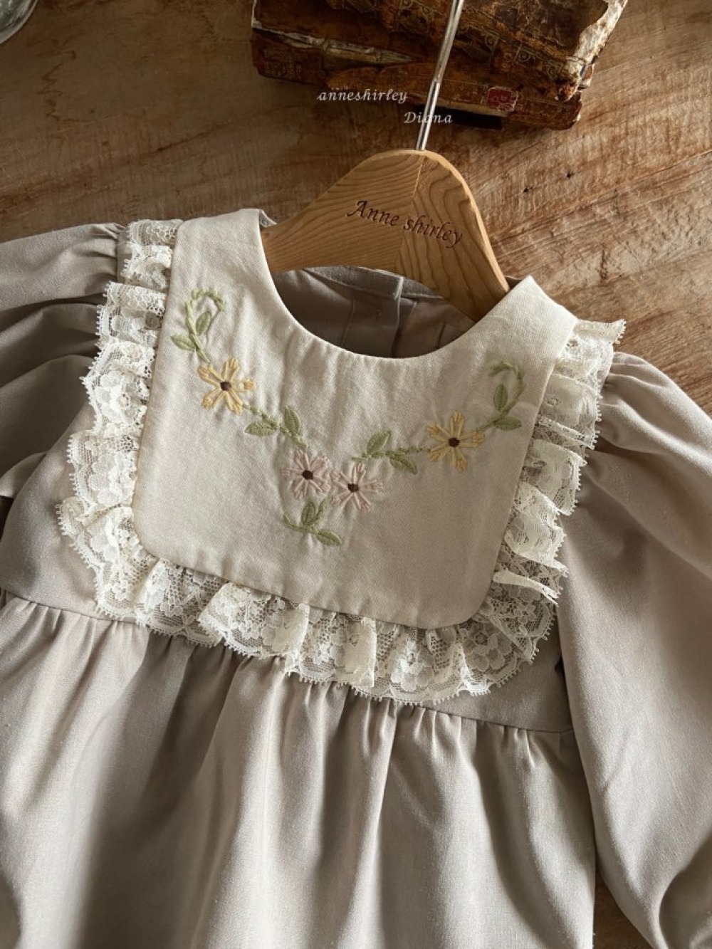 Anne Shirley04｜(3m-22m) 1色刺繡方領包屁衣