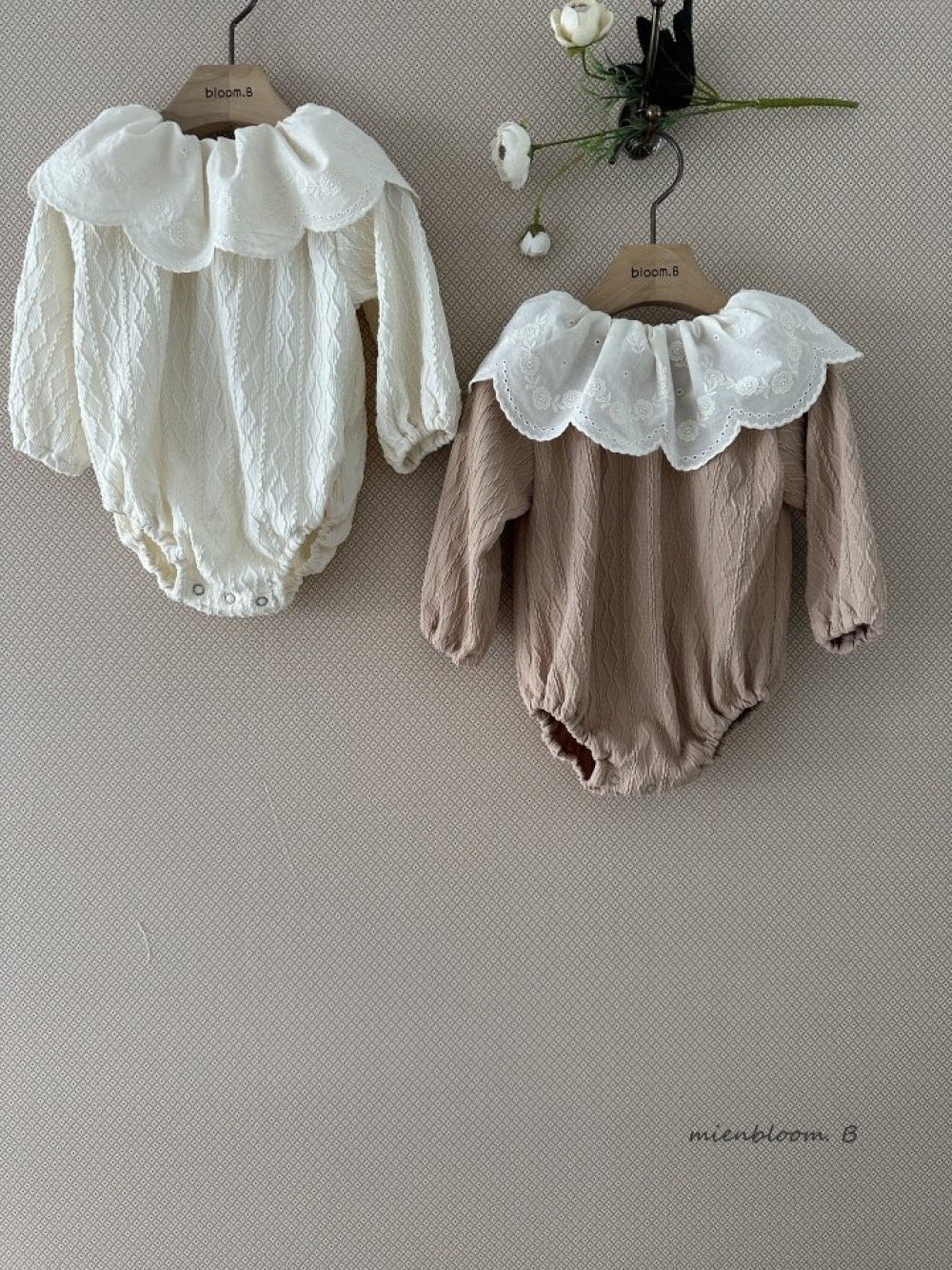 Bloom.b44｜(0m-18m) 蕾絲荷葉領壓紋包屁衣