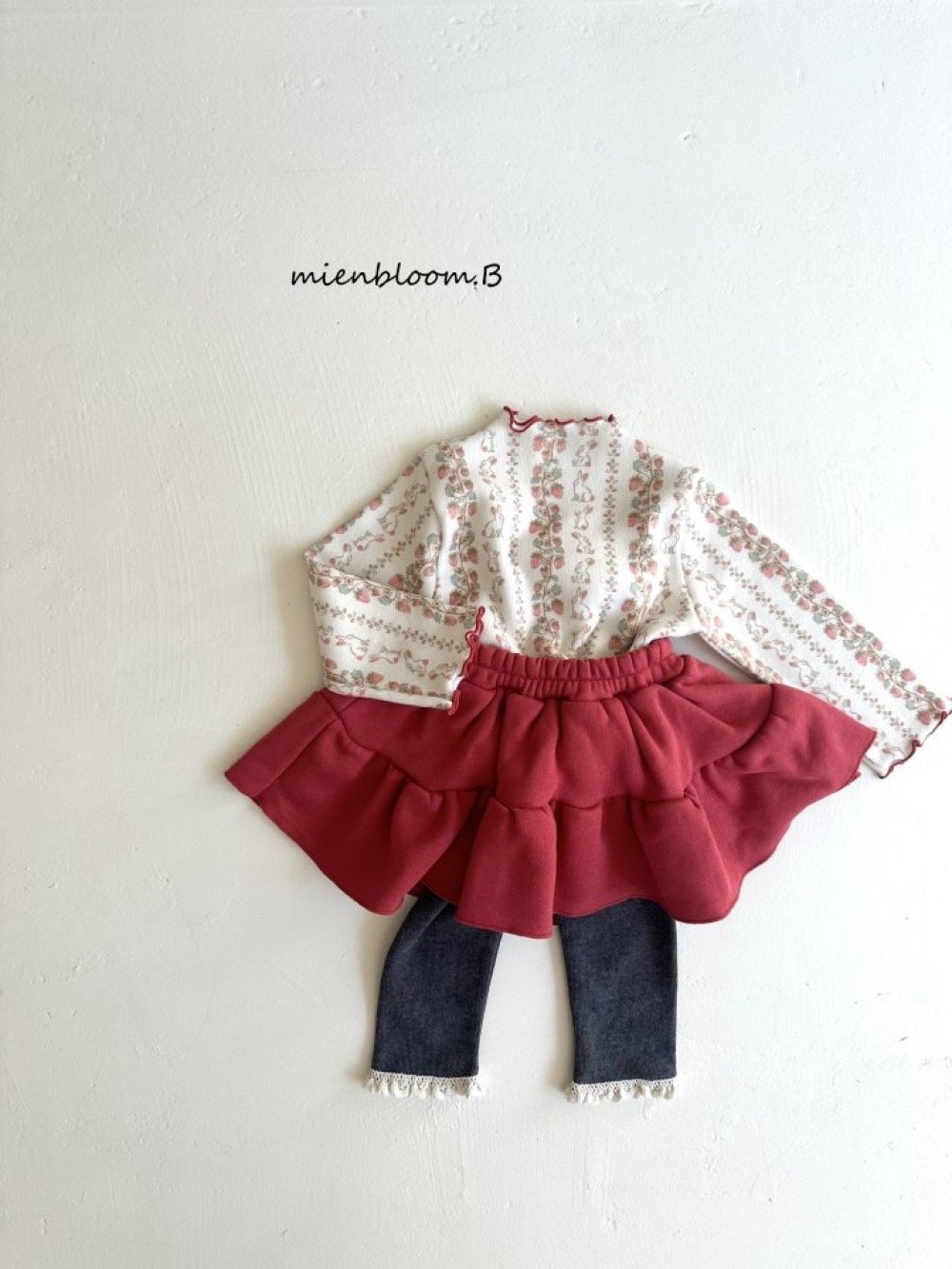 Bloom.b25｜(85cm-125cm) 兔子草莓捲邊上衣