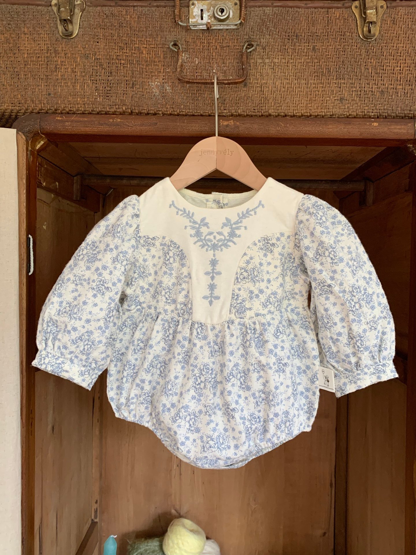 JE596｜(66cm-90cm) 藍色花藤包屁衣