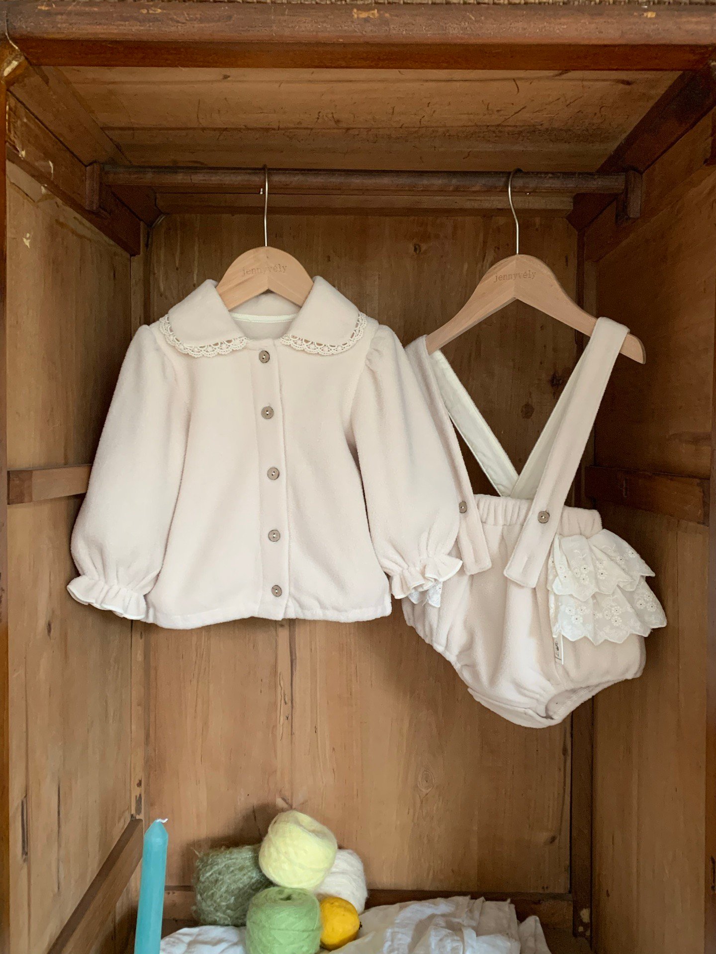 JE606｜(73cm-100cm) 毛呢蕾絲領吊帶包屁套裝