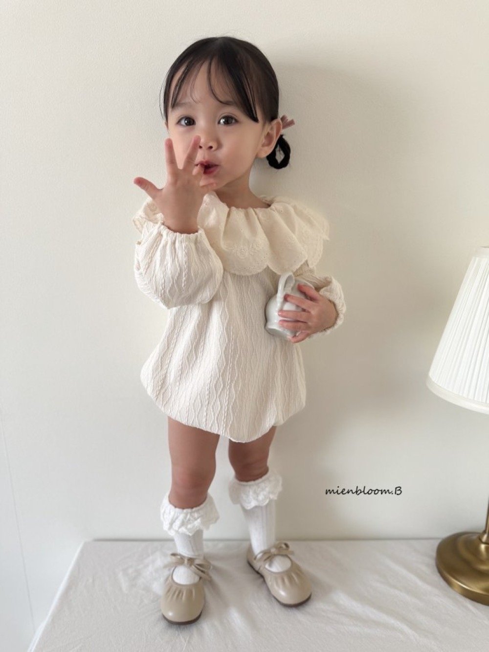 Bloom.b44｜(0m-18m) 蕾絲荷葉領壓紋包屁衣
