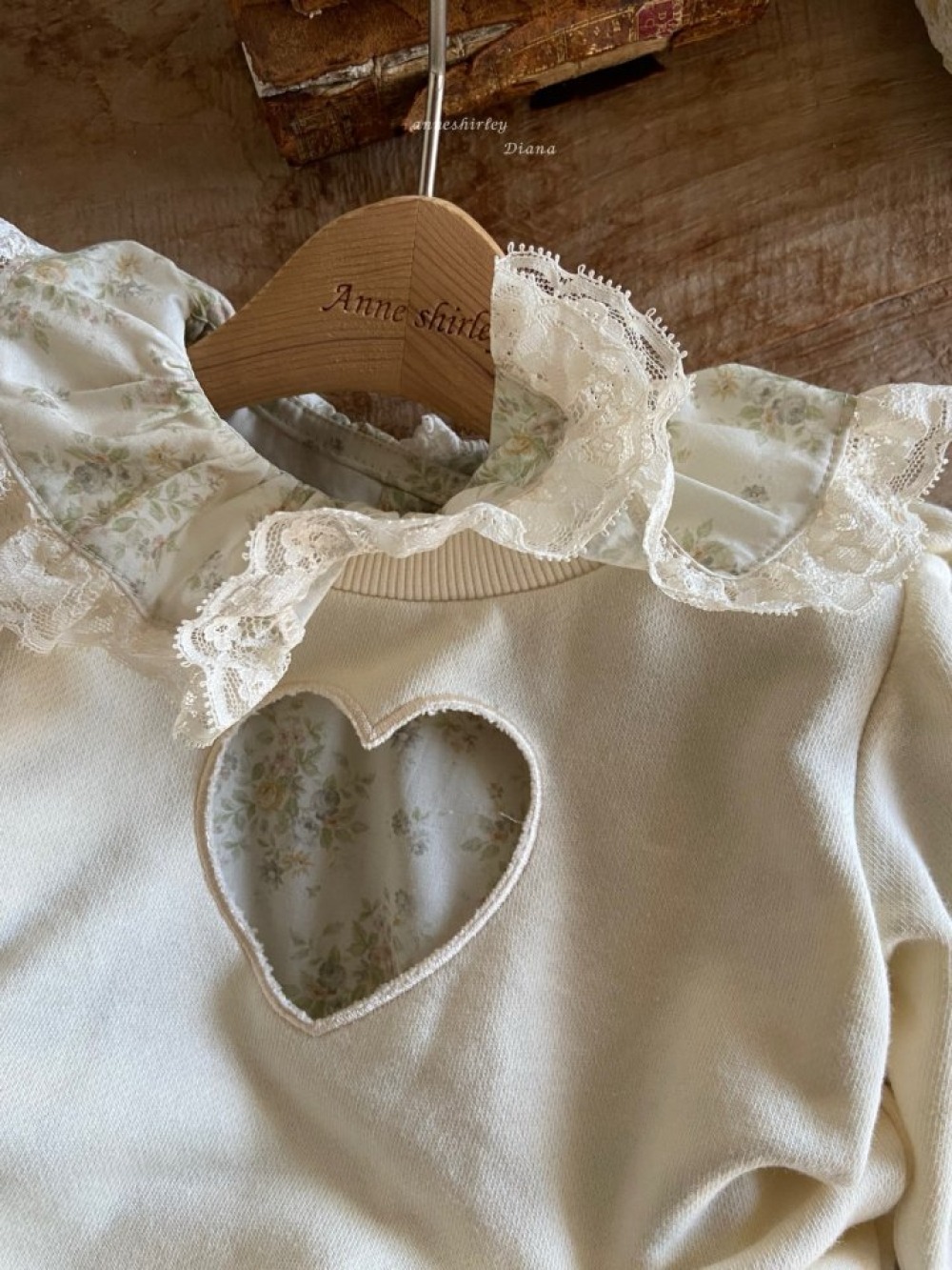 Anne Shirley22｜(3m-24m) 1色鏤空愛心休閒上衣