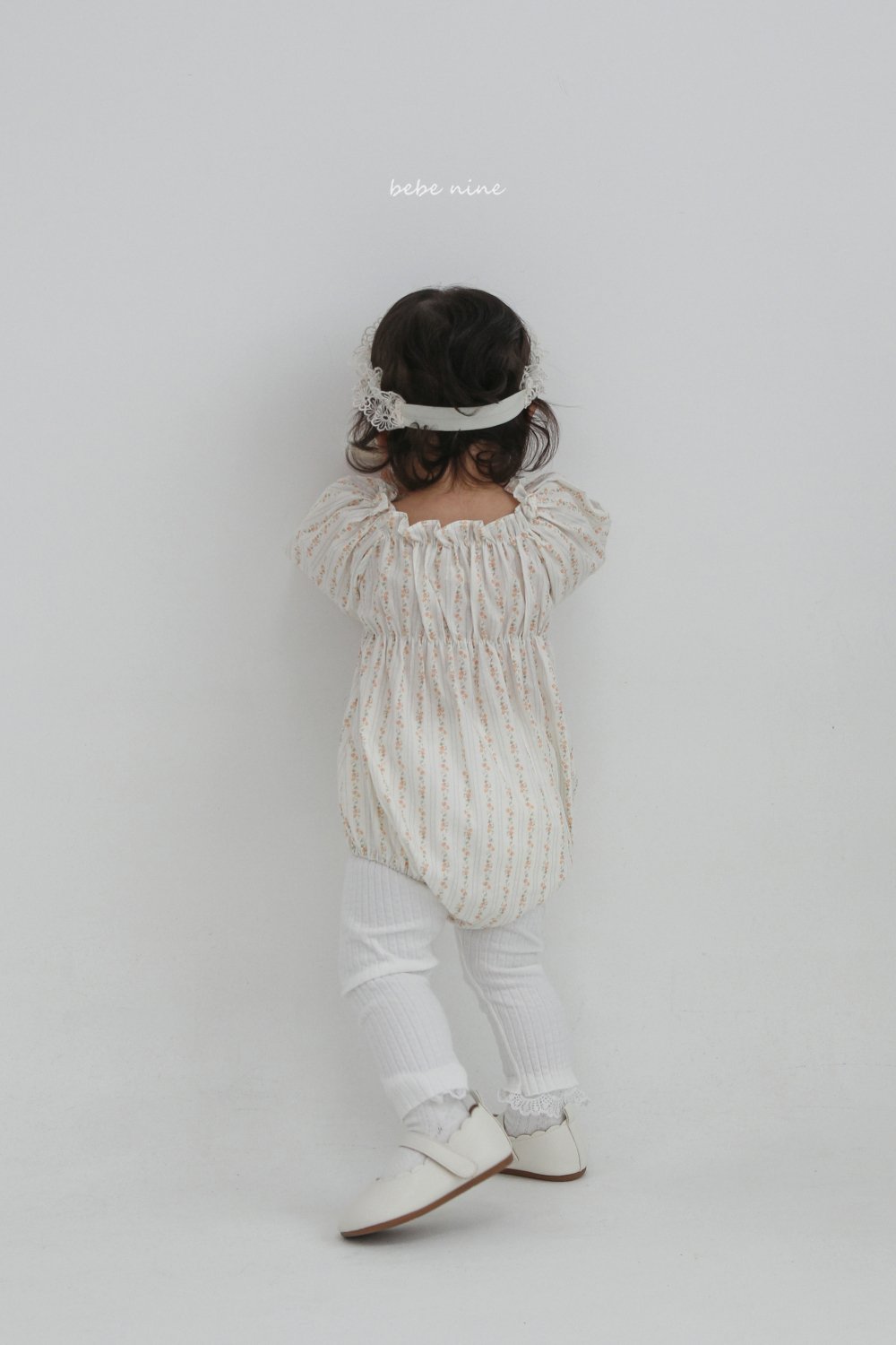 bebe nine06 (65-90) 2色荷葉立領碎花包屁衣