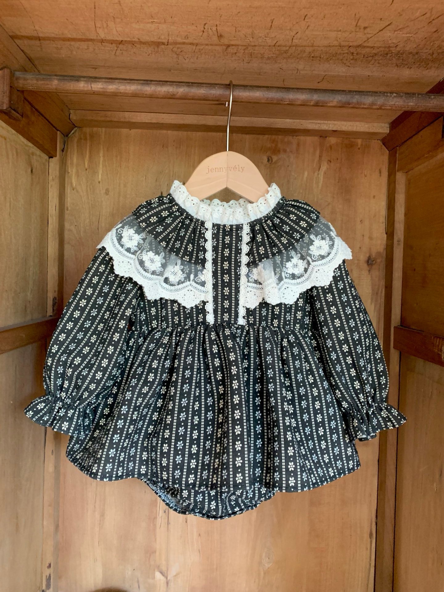 JE612｜(66cm-100cm) 碎花蕾絲花邊領包屁衣