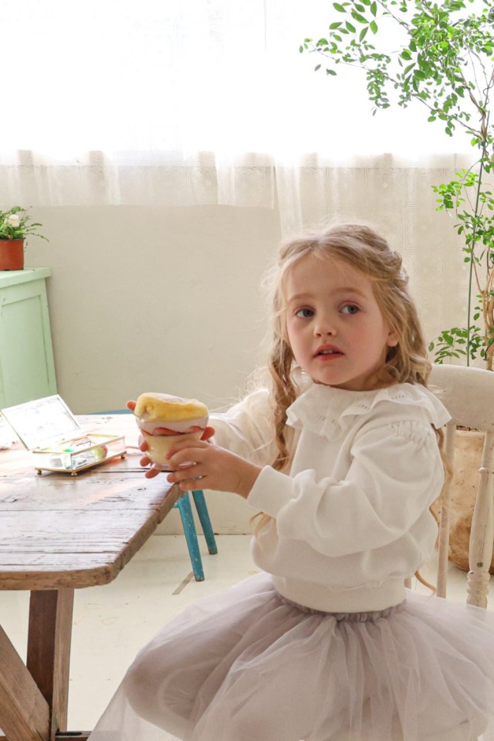 FLO29｜(75-140) 2色荷葉花瓣領縮口上衣