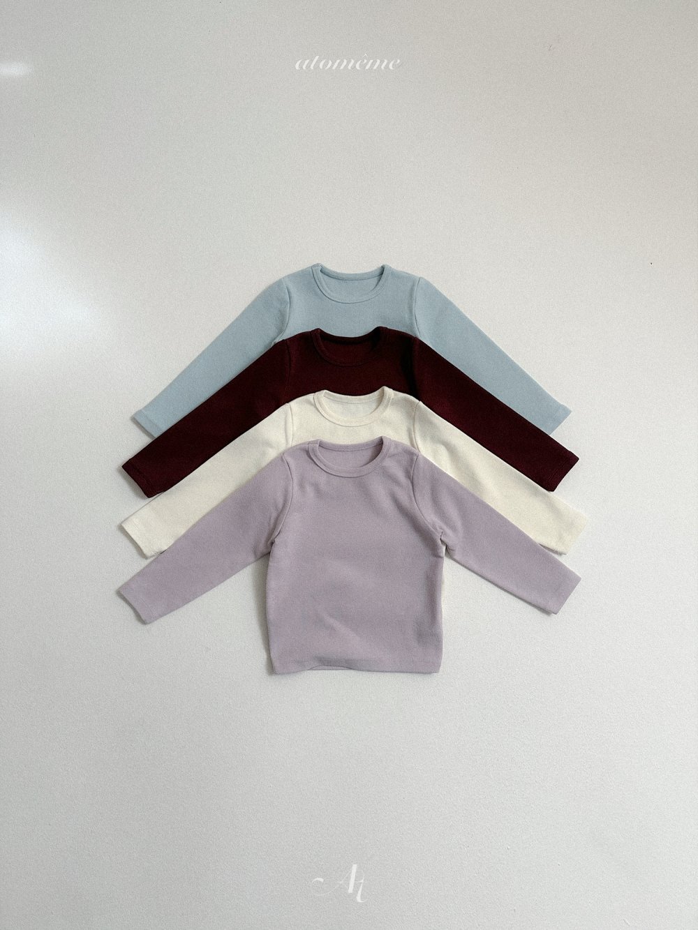 AT13｜(70-110) 素色後領刺繡長袖上衣