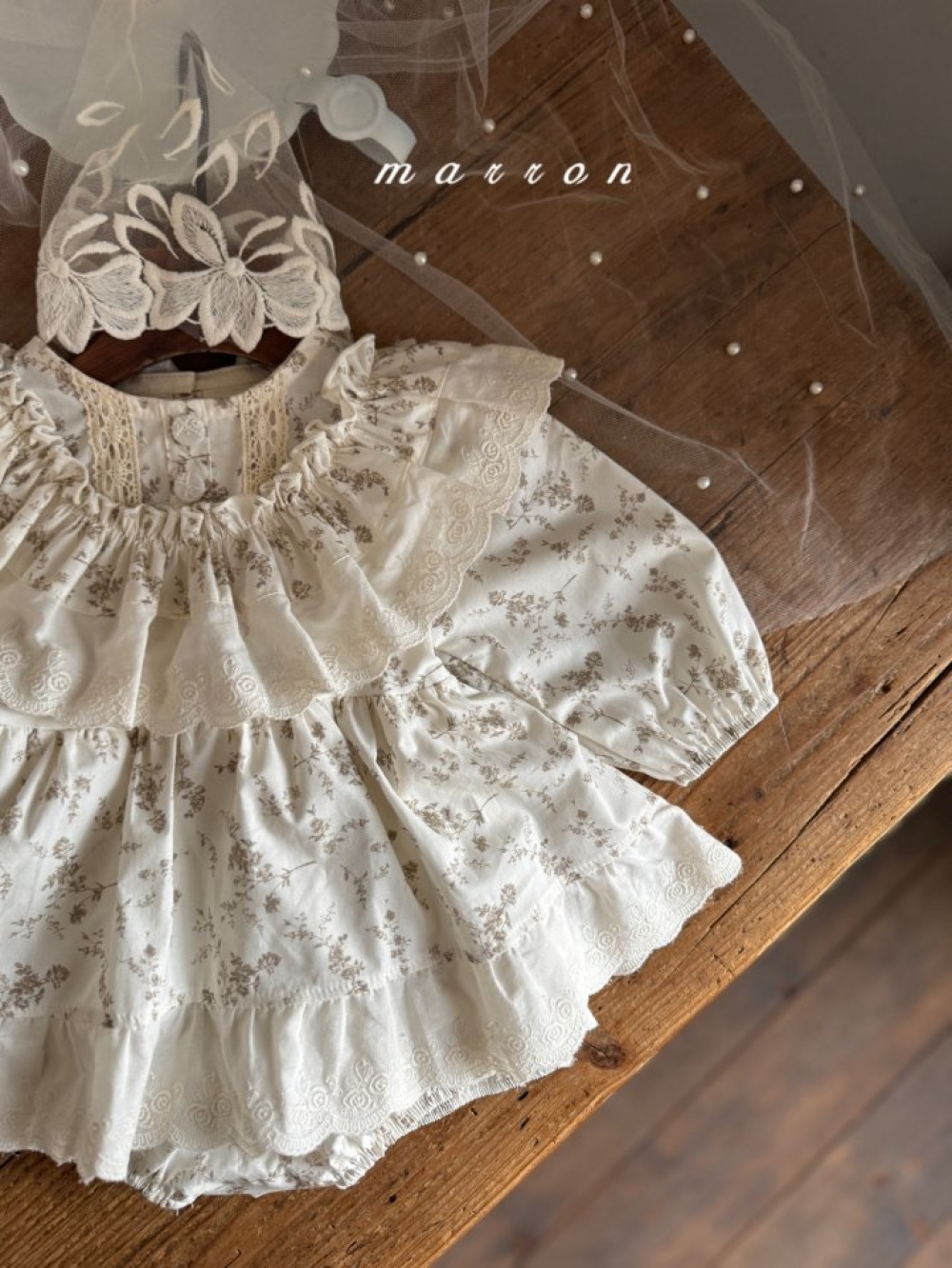 Marron34｜(3m-18m) 荷葉蕾絲花領包屁衣