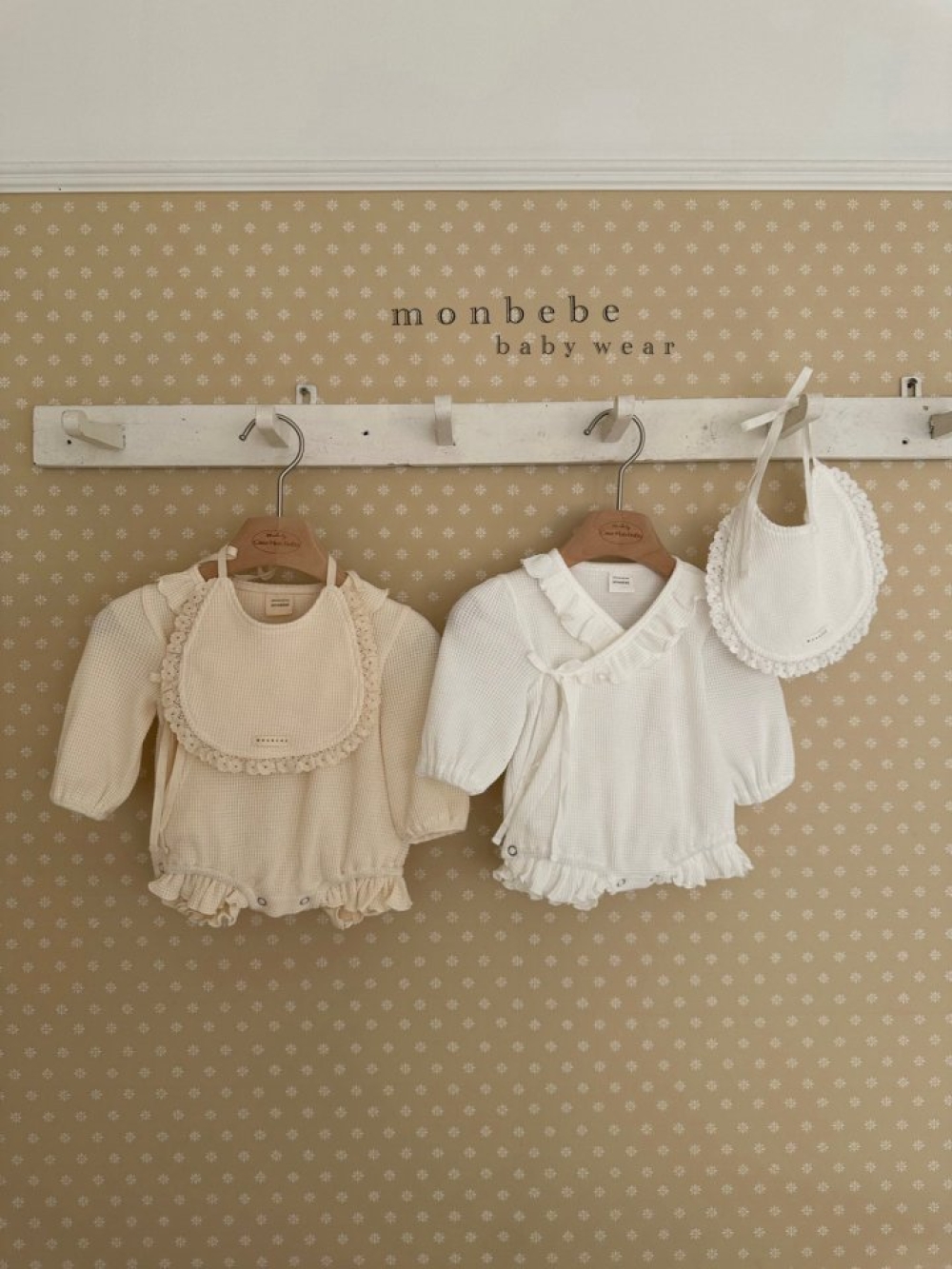 MONBEBE06｜(0m-6m) 華夫格荷葉滾邊包屁衣