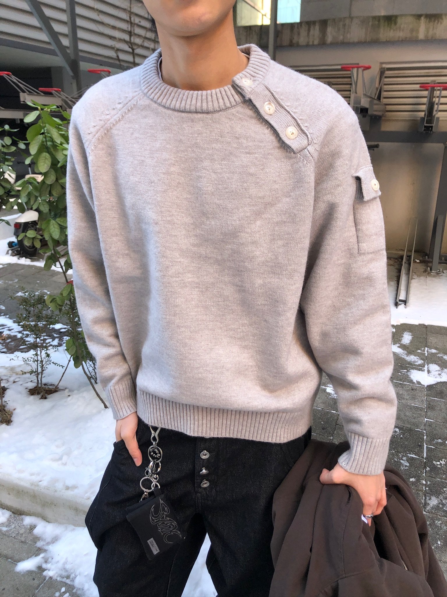 領口斜線 鈕扣 微短版 工裝 針織衫 - 3C