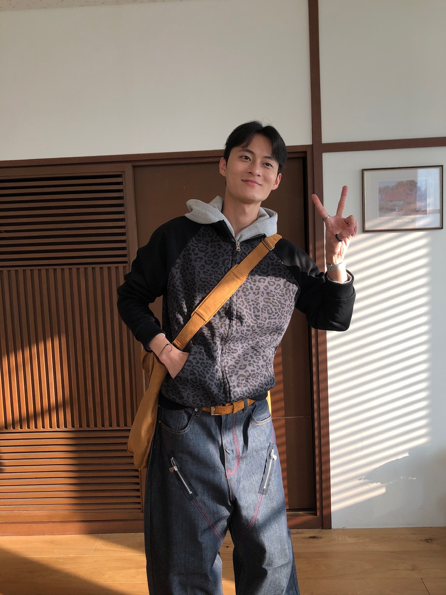 一枝獨秀 街頭氛圍 豹紋配色 微短版 外套 - 2C