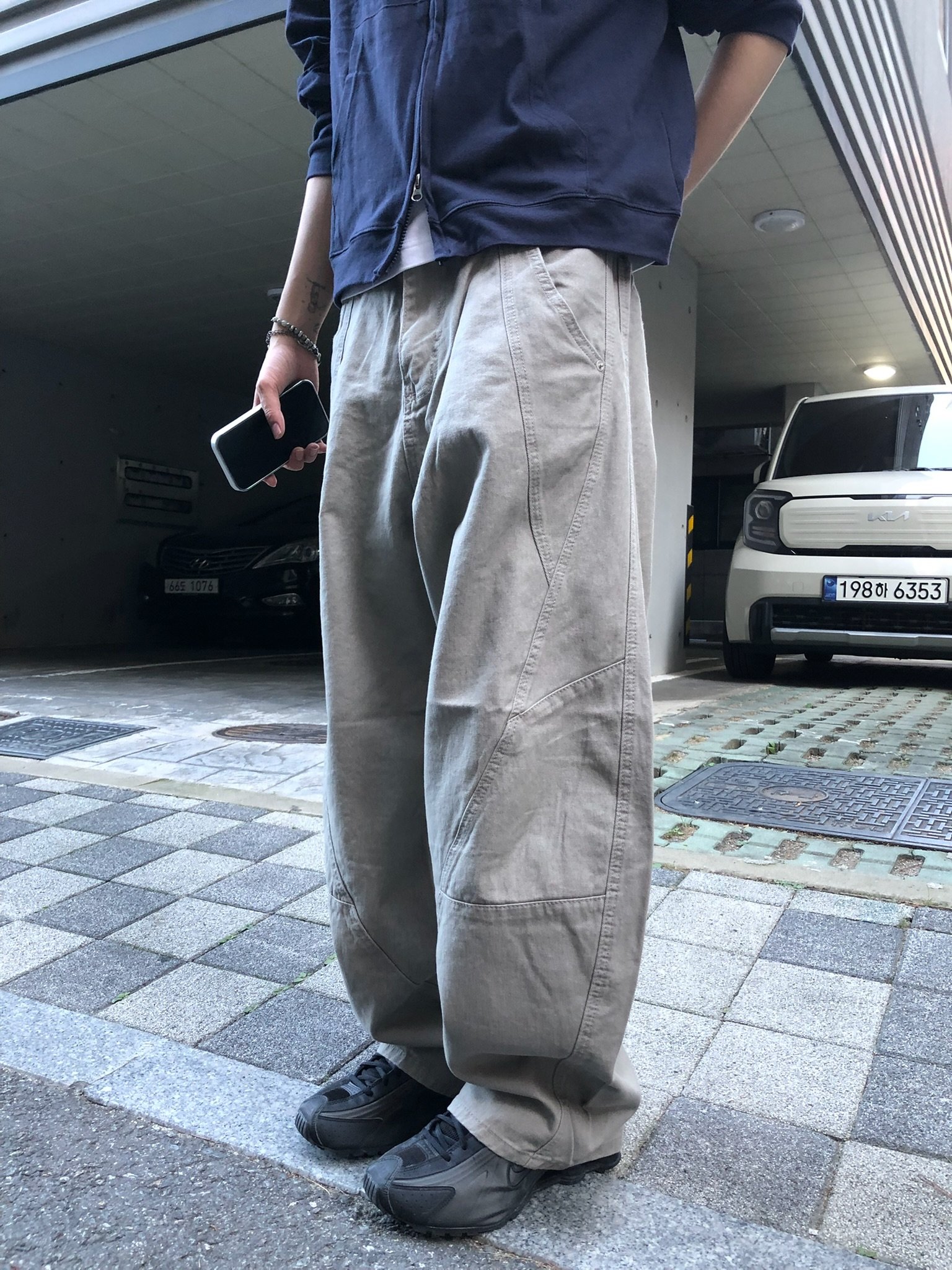 彎刀縫線 俐落版型 鬆緊帶 寬版 長褲 - 4C