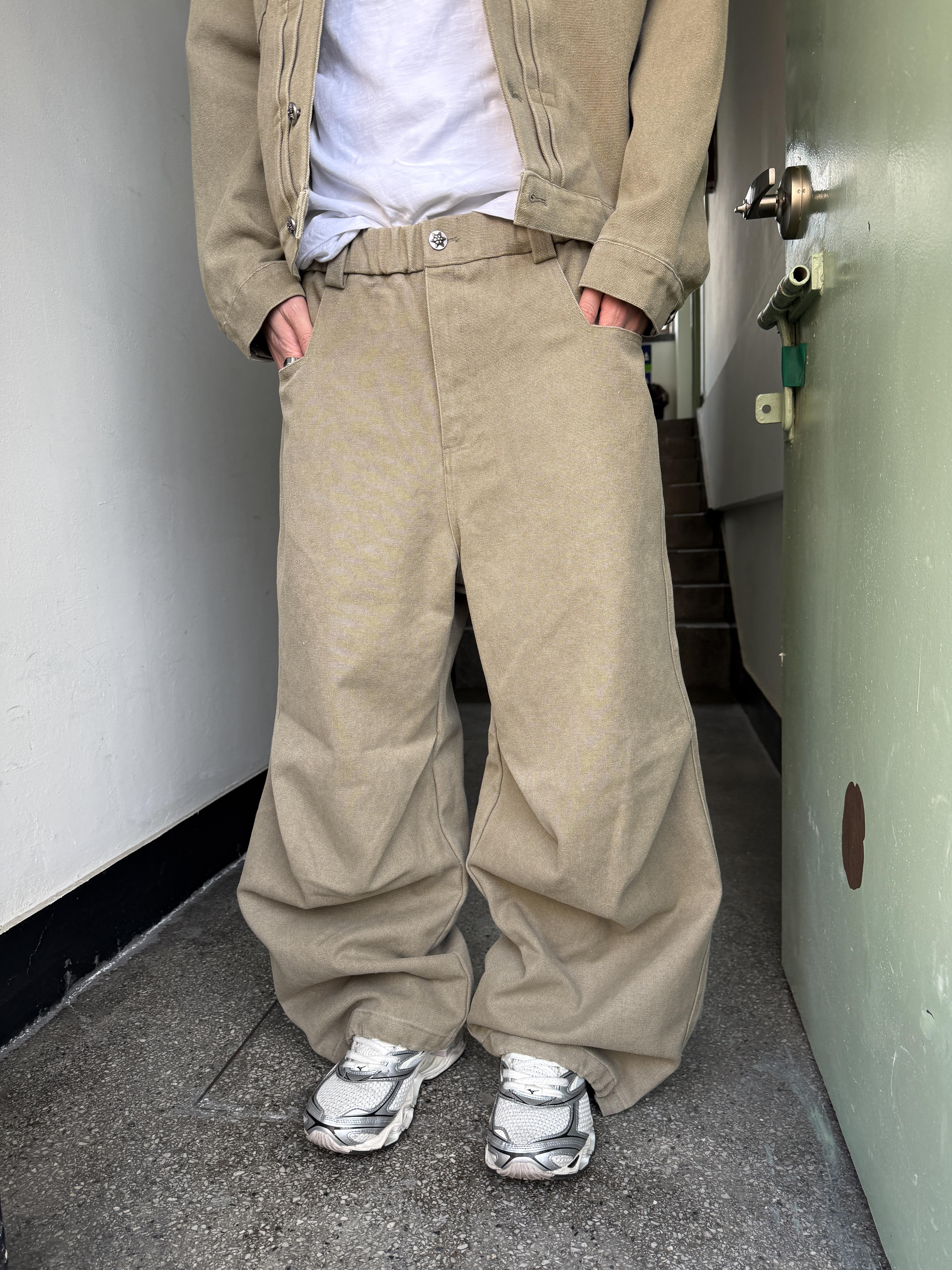 文藝鈕扣 降落傘抓皺 寬版 鬆緊帶 牛仔褲 (set-up) - 2C
