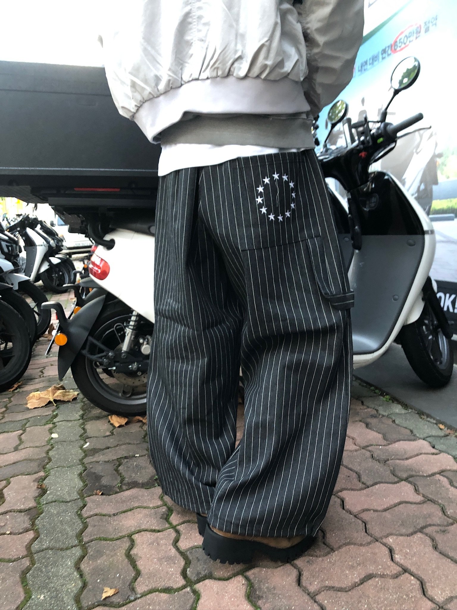 紐約型男 眾星刺繡 單層褶皺 條紋 牛仔寬褲 - 2C