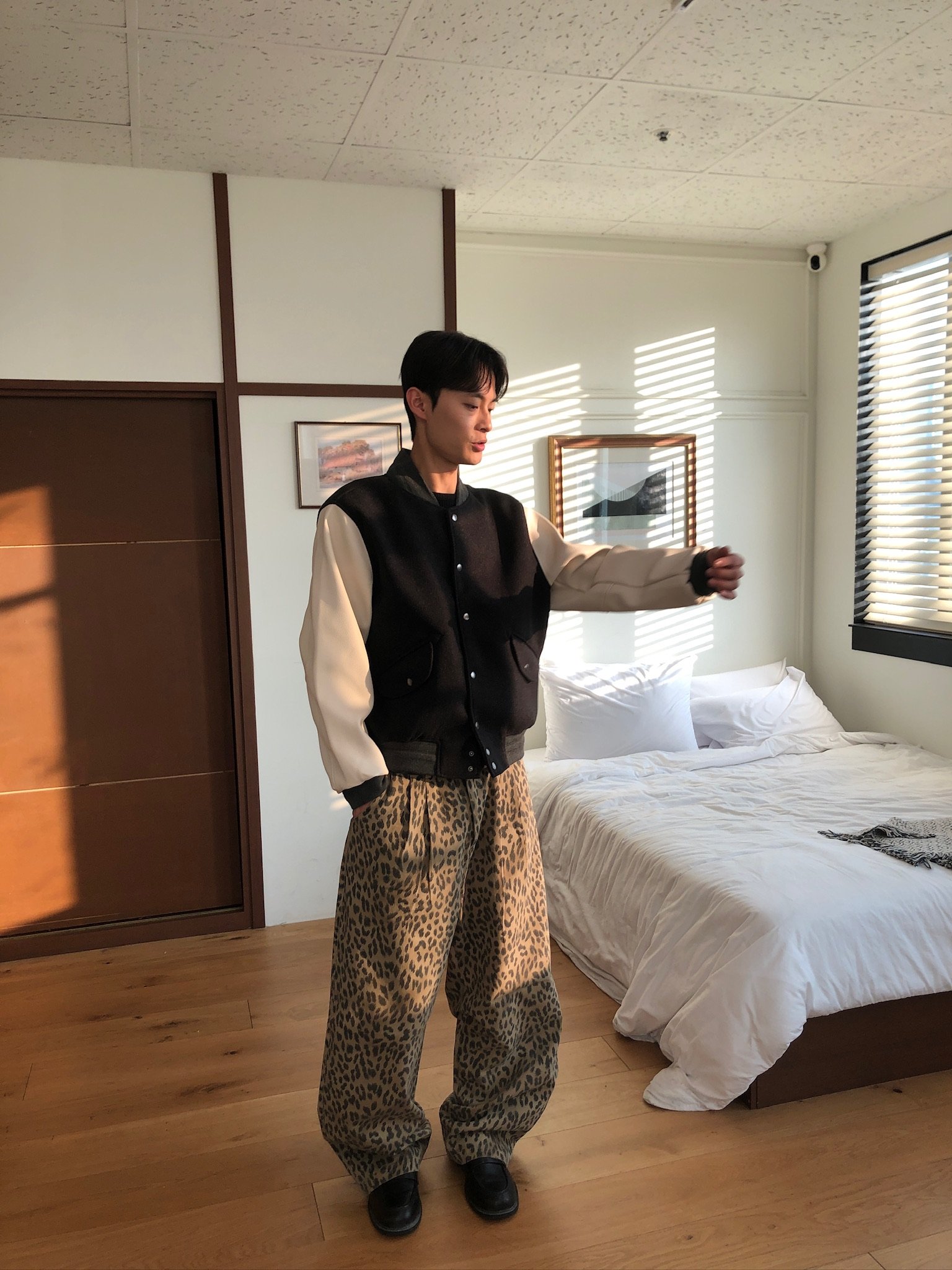 街頭指標 雙層褶皺 俐落線條 豹紋 寬褲 - 3C