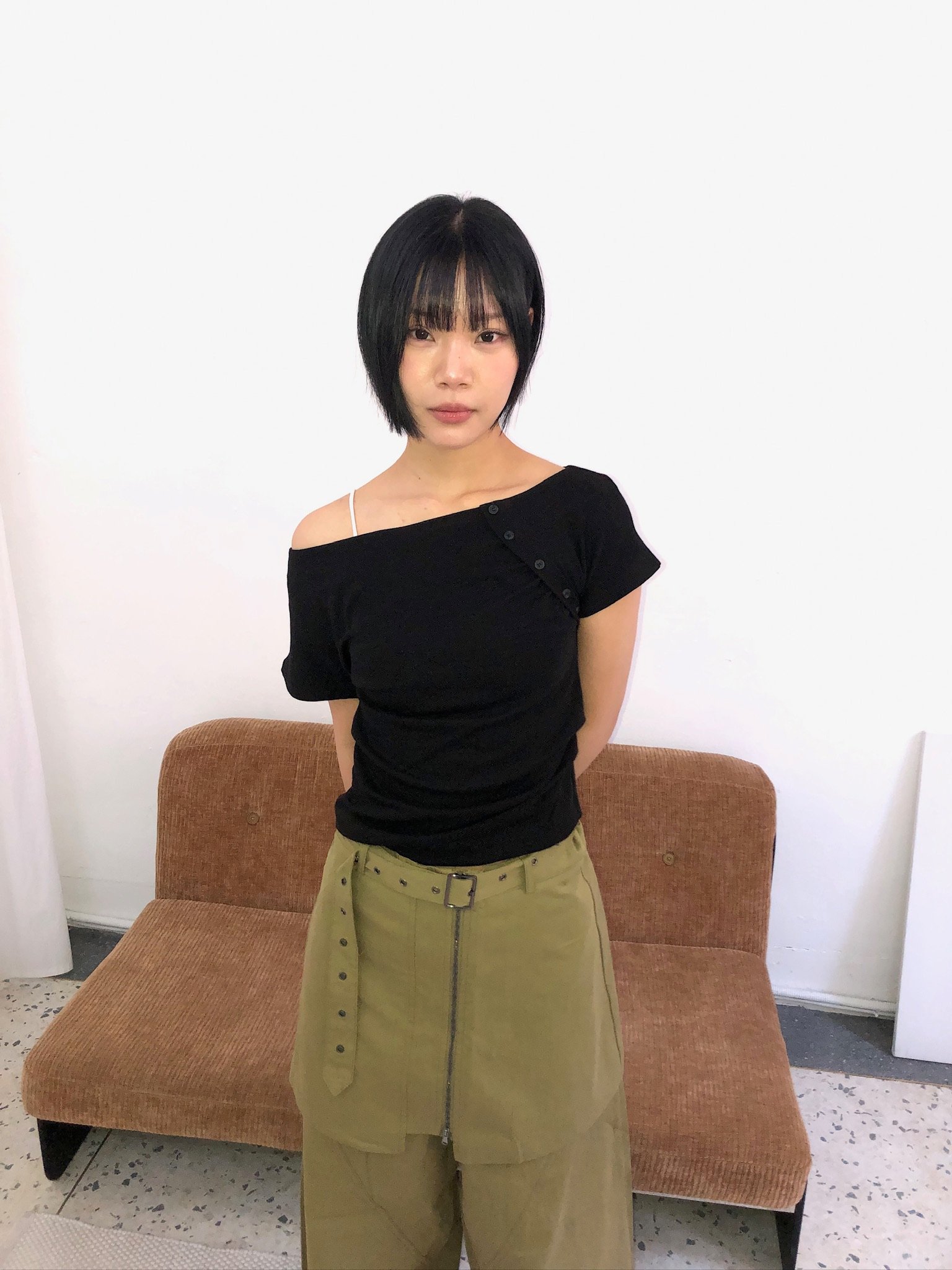 性感斜肩 鈕扣設計 修身 短袖上衣 - 2C