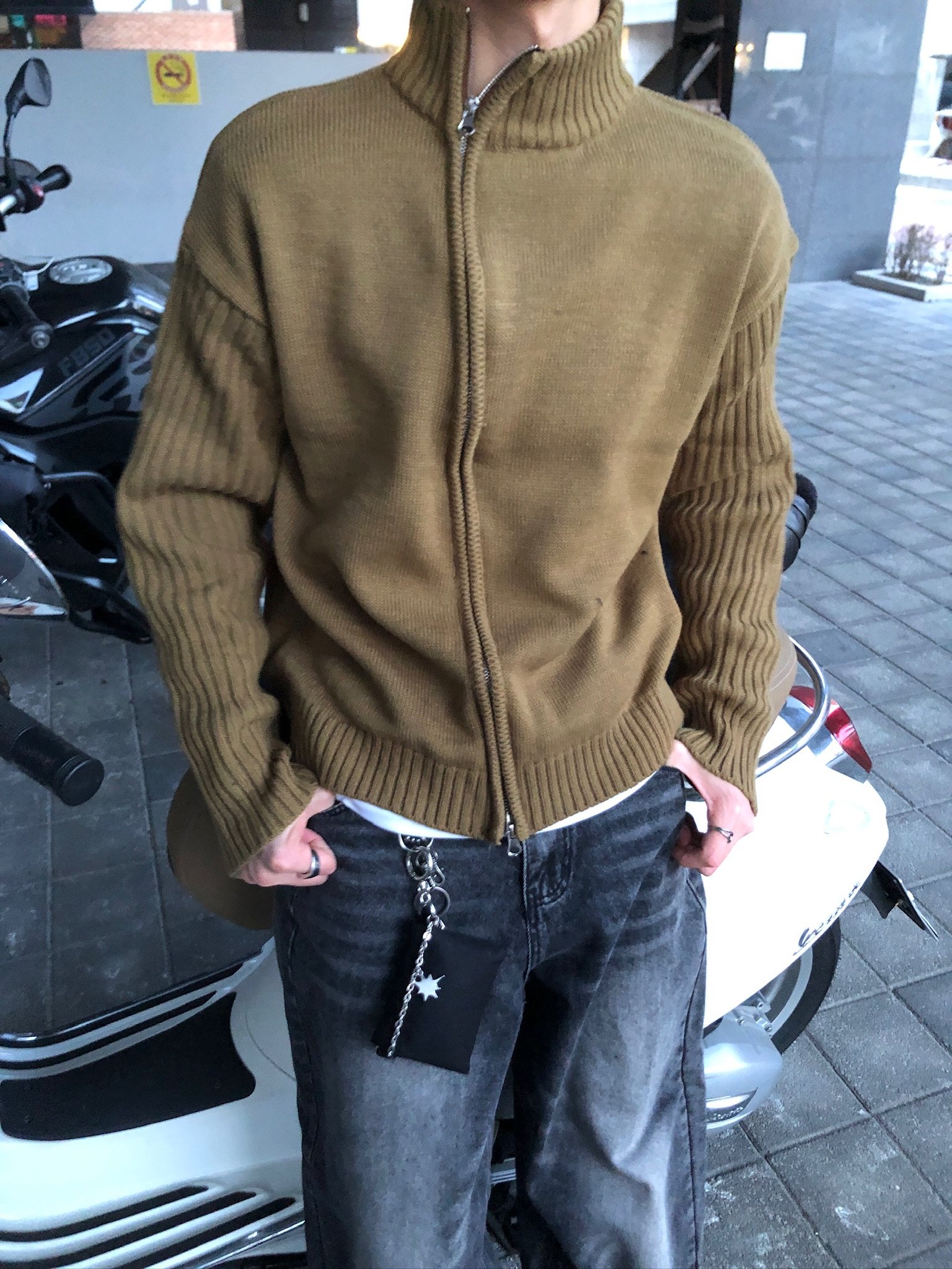 半高領 斜拉鏈 修身流水線 針織外套 - 4C