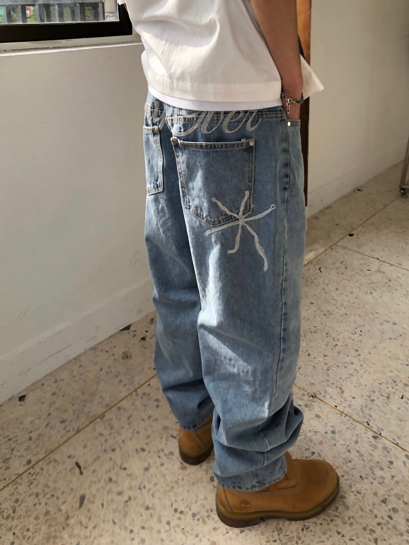 Carry Over 上流巴黎 手工刺繡 牛仔 直筒微寬褲 - 3C