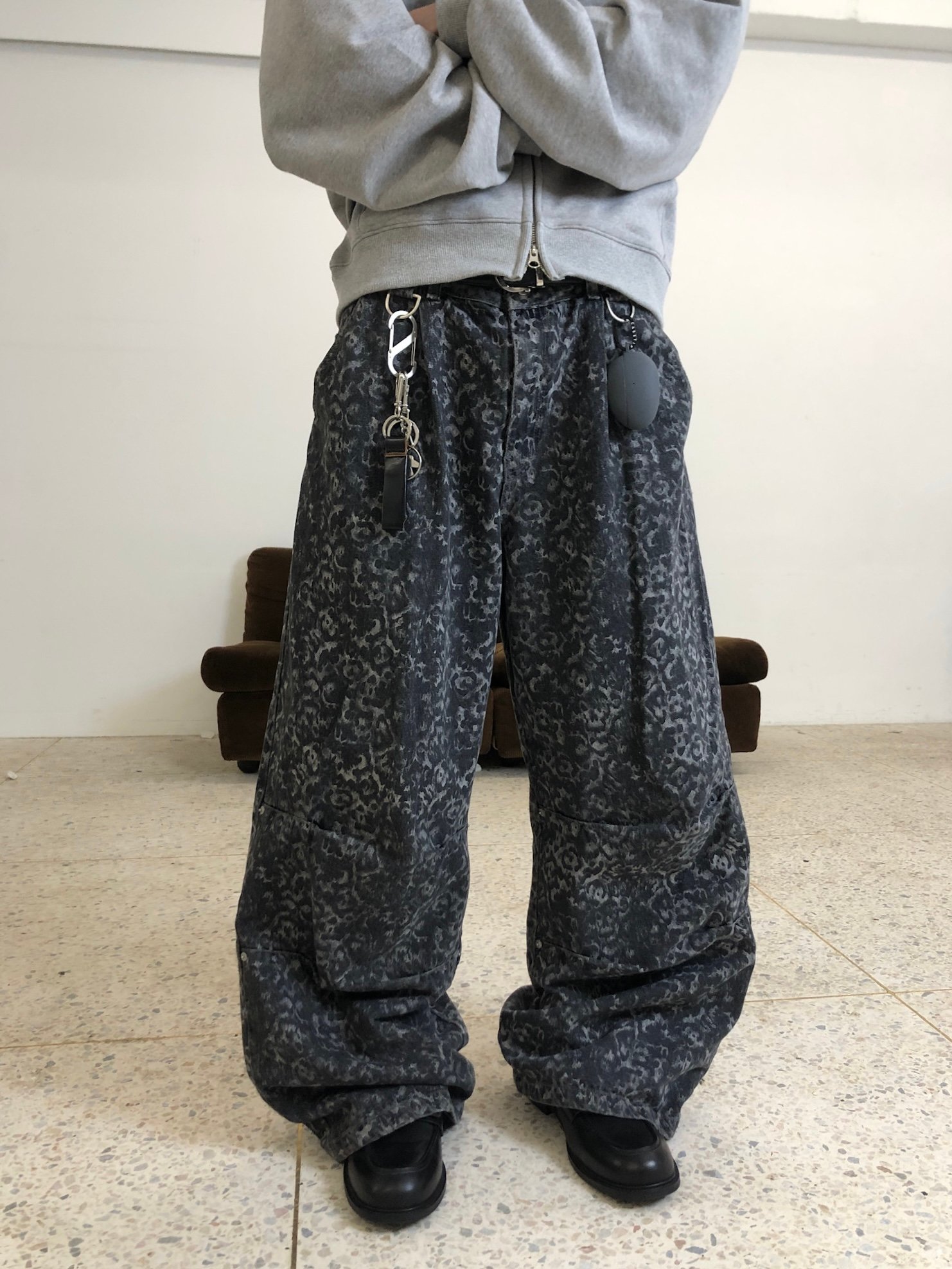 首爾街頭 豹紋 石頭灰 卯釘寬褲 - 1C