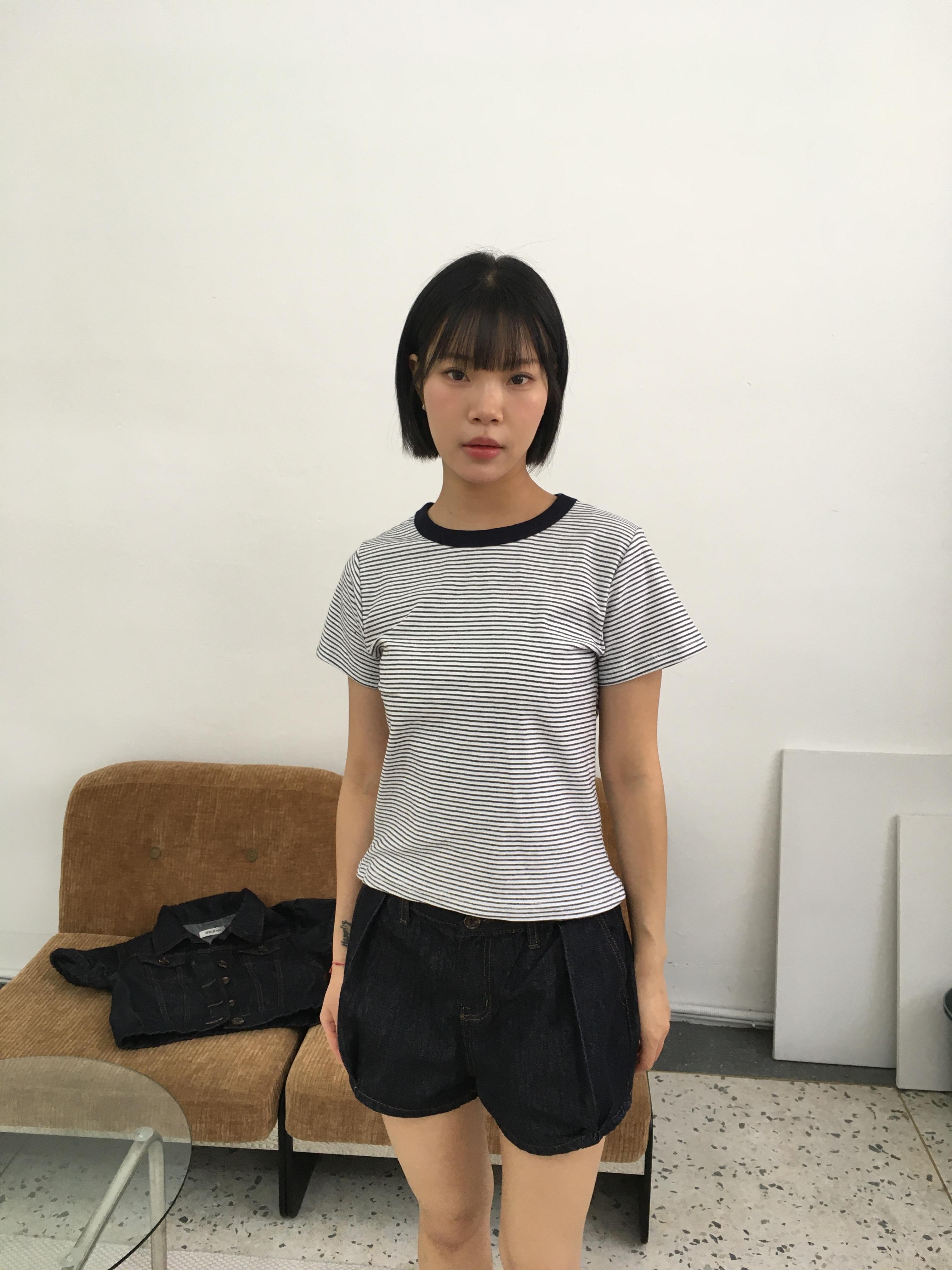 (1+1)萬能百搭 細條紋 修身 短版 短袖 - 4C
