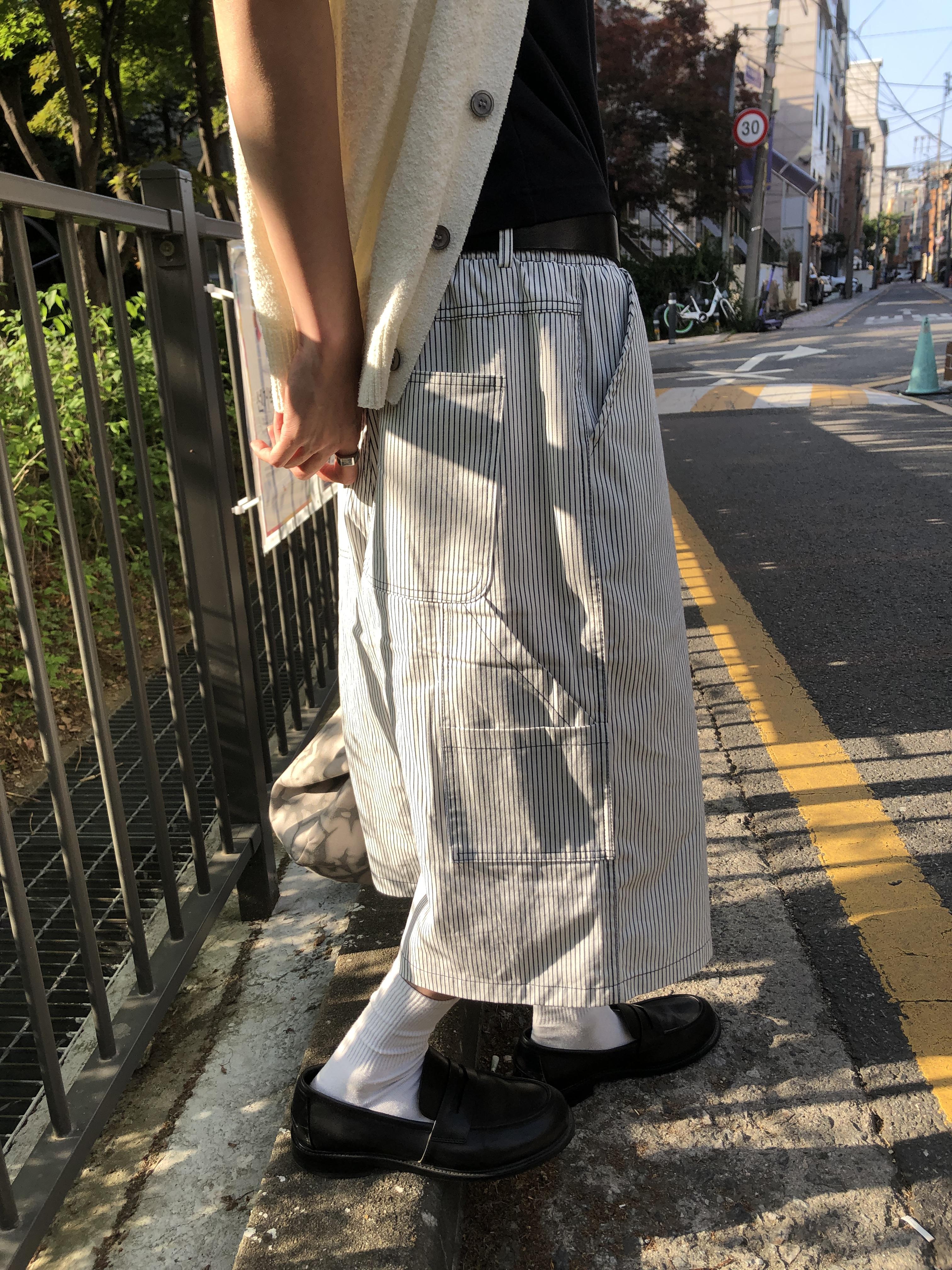 歐美休閒 俐落版型 細條紋 寬版 工裝短褲 - 2C