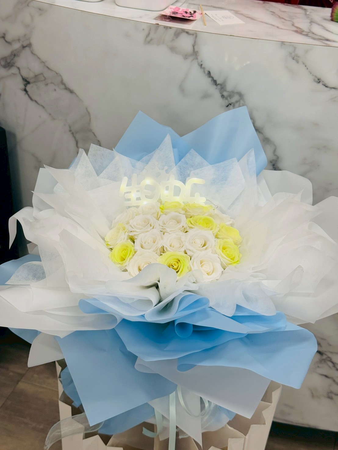 『現貨』21朵雙配色生日快樂燈香氛花束