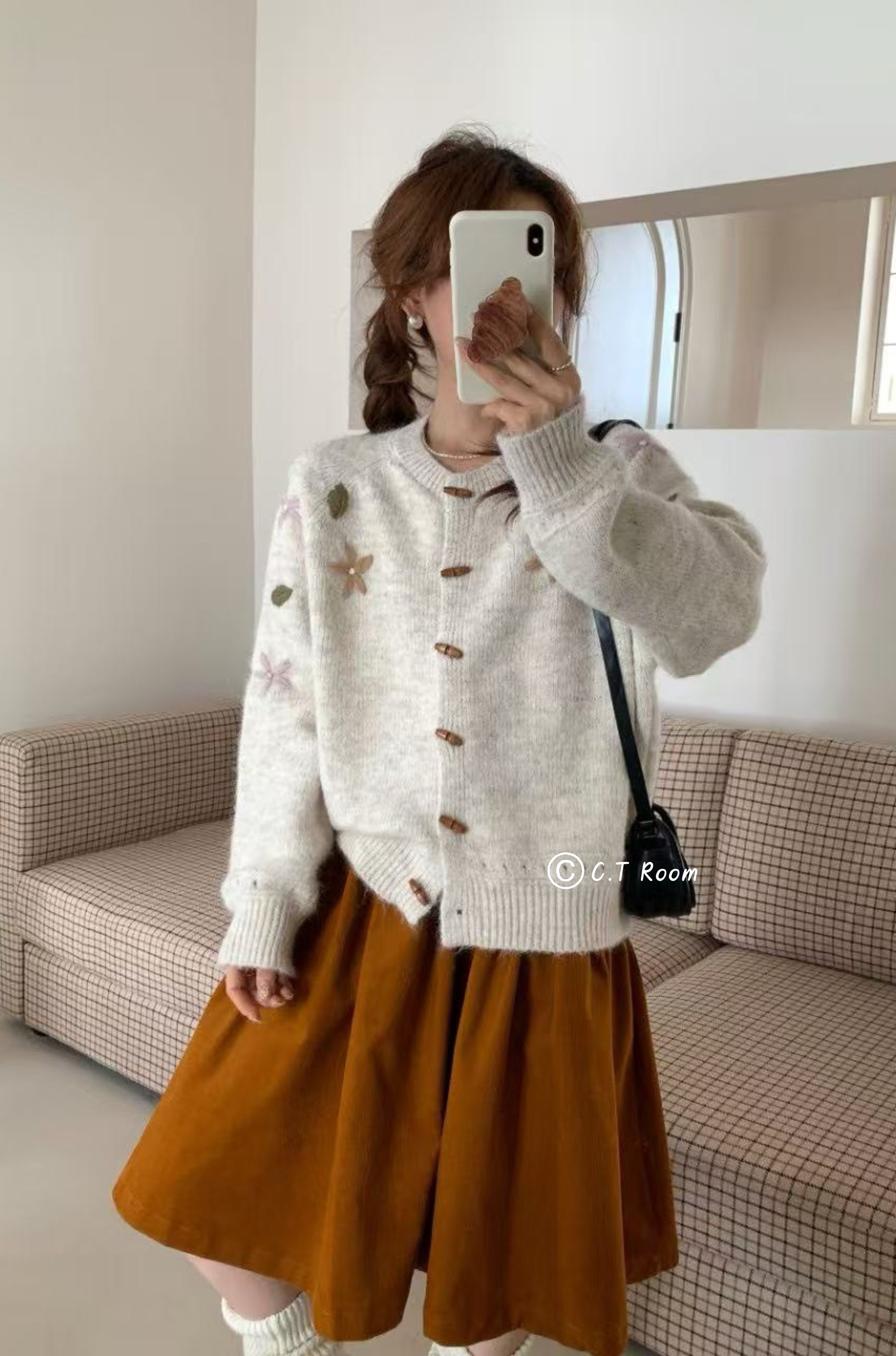 牛角釦花花毛衣