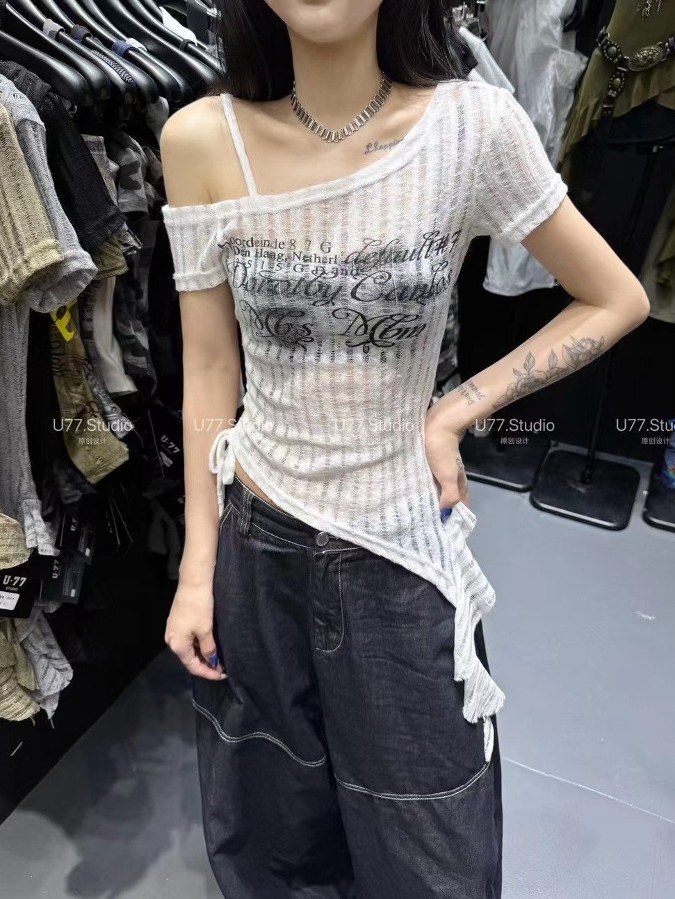 迷人焦點 微透單肩飄帶上衣