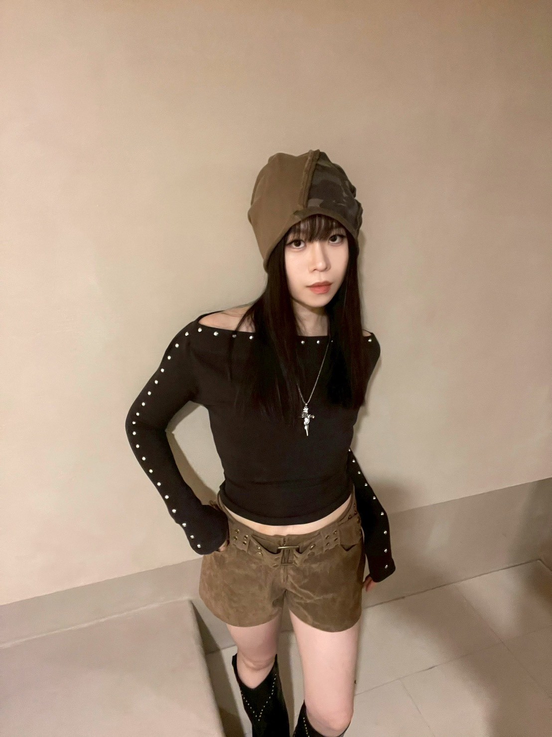 卯釘滾邊厚磅一字領上衣